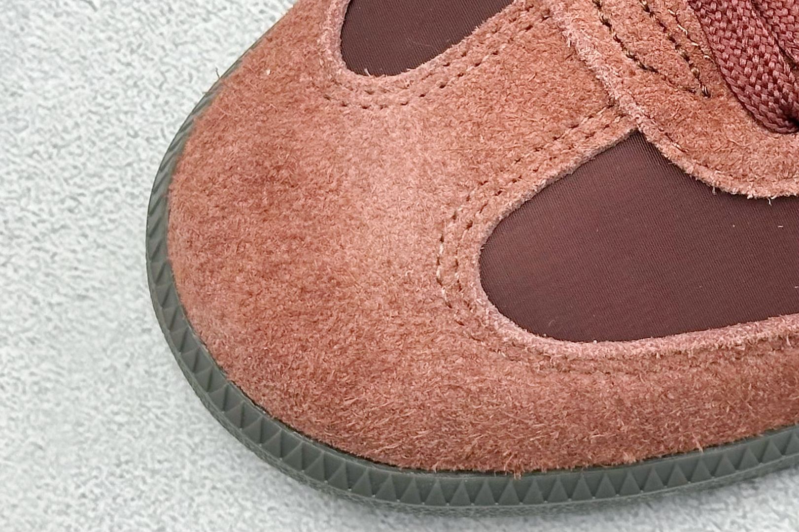 图片[7]-YH长青福利  AD Original Samba OG 长鞋舌 复古经典轻便板鞋 带有装饰的超锁缝制和无缝的手感 柔软、柔软的皮革造型和标志性的3条纹完成了精致的外观 正规合身鞋带 鞋面上有绒面鞋垫 橡胶鞋底 享受正畸套筒软感 自50年代首次亮相以来就一直在赢得粉丝的青睐！ 货号：IE0579-选品中心