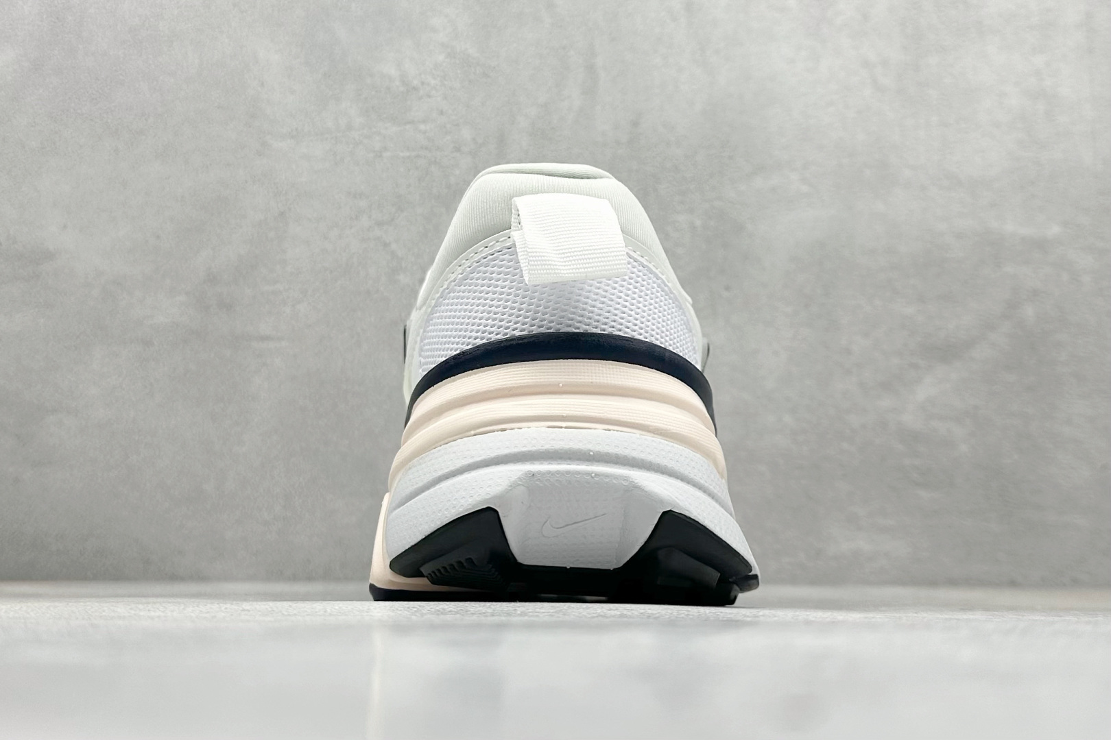 图片[6]-GS版 NK V2K Run 减震防滑复古低帮跑步鞋 材质上使用大面积网眼 皮革 TPU 组成 支撑和透气性肯定不错 中底处由 Cushlon 泡绵打造 保证在压马路时可以提供优秀脚感 并通过一手做旧氧化效果突出复古感 中底造型很容易让大家联想到巴黎世家3XL 增高效果同样不能忽视 货号：FD0736-004 尺码：36-45-选品中心