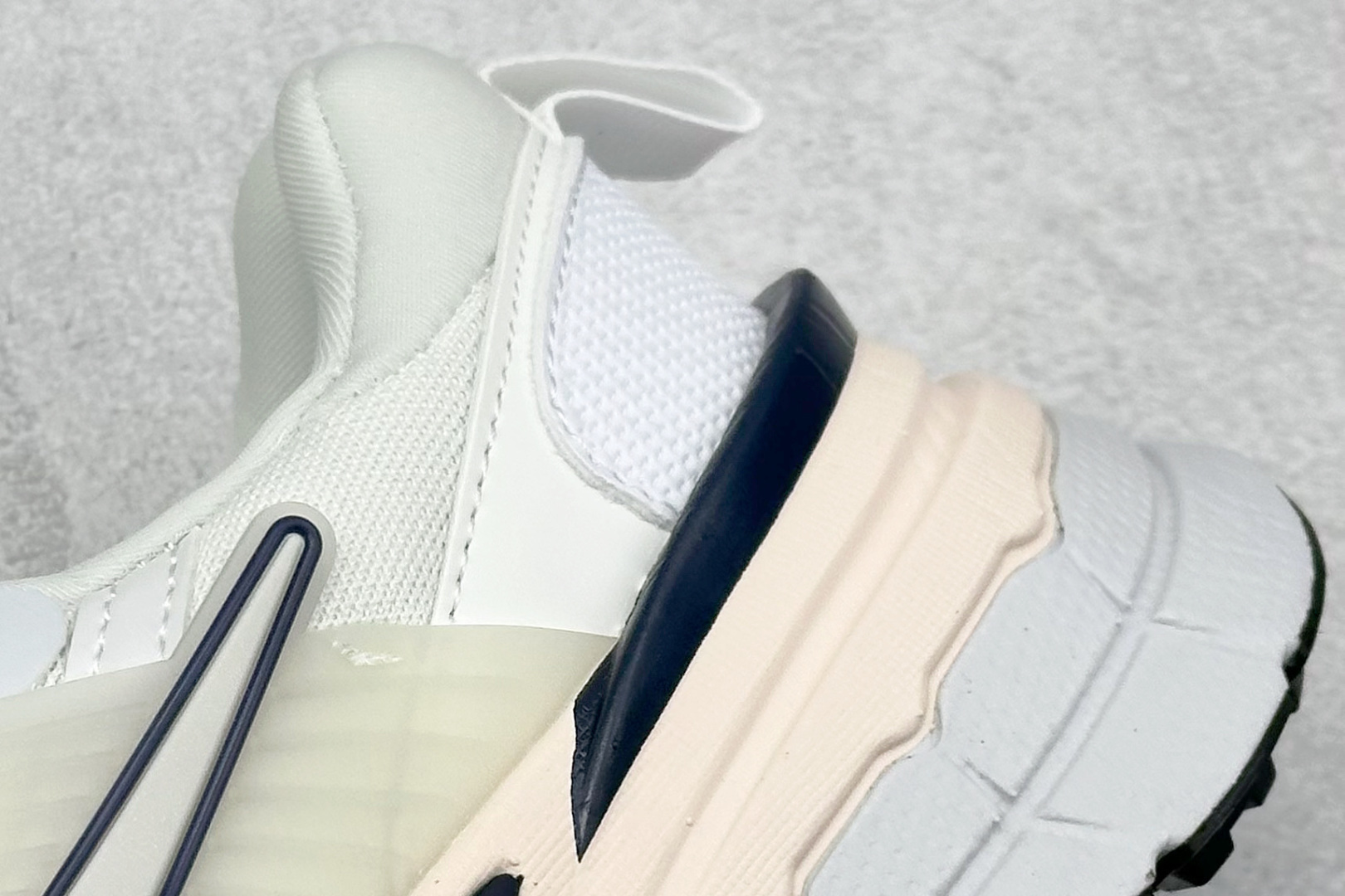 图片[9]-GS版 NK V2K Run 减震防滑复古低帮跑步鞋 材质上使用大面积网眼 皮革 TPU 组成 支撑和透气性肯定不错 中底处由 Cushlon 泡绵打造 保证在压马路时可以提供优秀脚感 并通过一手做旧氧化效果突出复古感 中底造型很容易让大家联想到巴黎世家3XL 增高效果同样不能忽视 货号：FD0736-004 尺码：36-45-选品中心