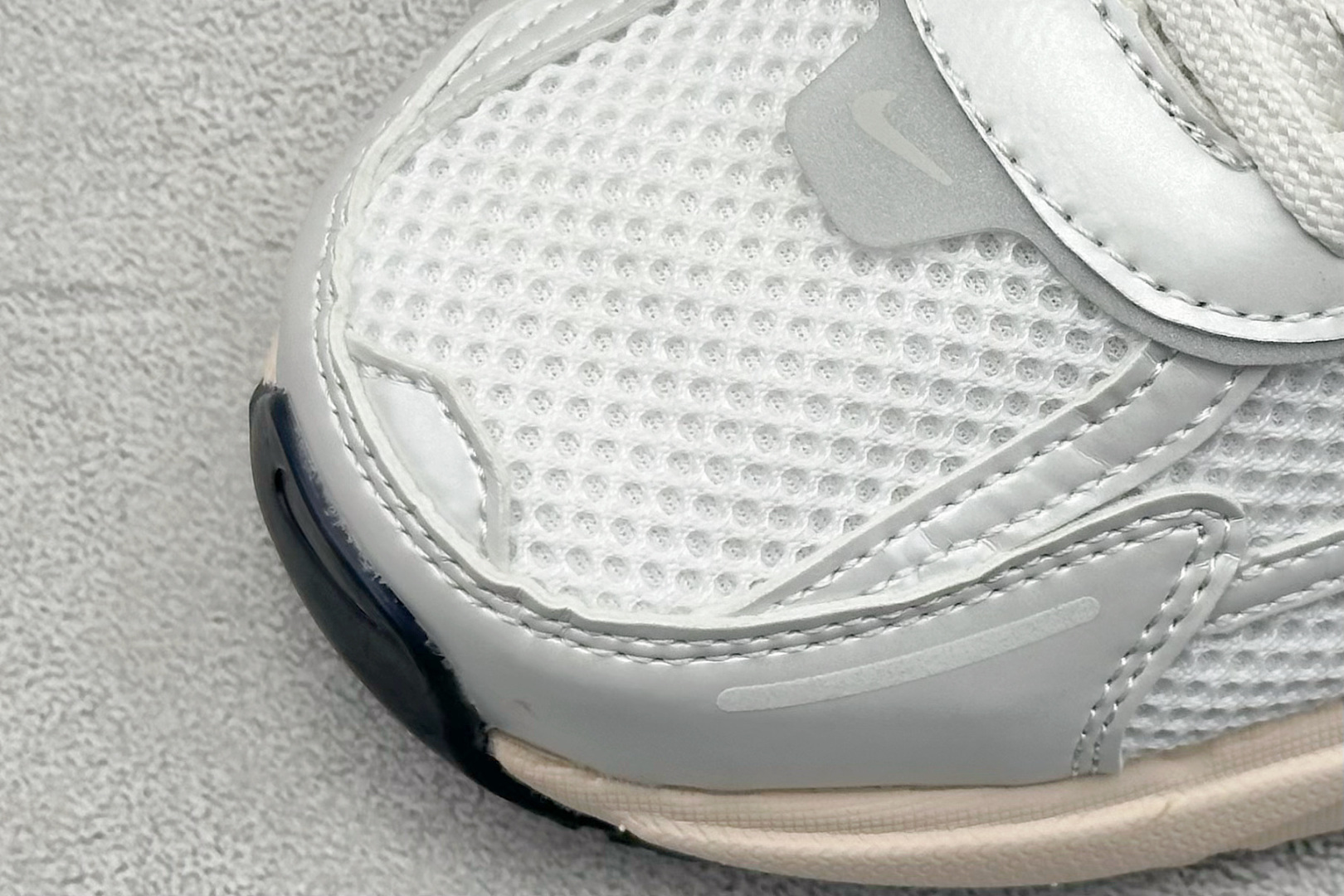 图片[7]-GS版 NK V2K Run 减震防滑复古低帮跑步鞋 材质上使用大面积网眼 皮革 TPU 组成 支撑和透气性肯定不错 中底处由 Cushlon 泡绵打造 保证在压马路时可以提供优秀脚感 并通过一手做旧氧化效果突出复古感 中底造型很容易让大家联想到巴黎世家3XL 增高效果同样不能忽视 货号：FD0736-004 尺码：36-45-选品中心