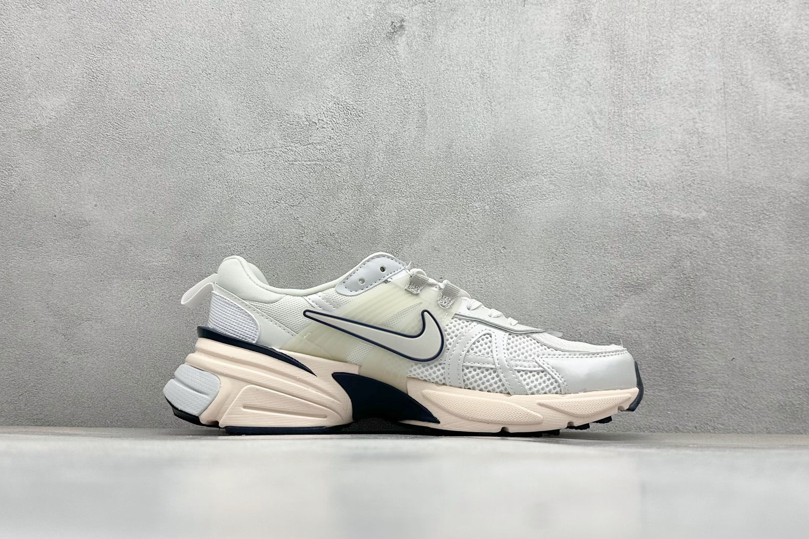 图片[2]-GS版 NK V2K Run 减震防滑复古低帮跑步鞋 材质上使用大面积网眼 皮革 TPU 组成 支撑和透气性肯定不错 中底处由 Cushlon 泡绵打造 保证在压马路时可以提供优秀脚感 并通过一手做旧氧化效果突出复古感 中底造型很容易让大家联想到巴黎世家3XL 增高效果同样不能忽视 货号：FD0736-004 尺码：36-45-选品中心