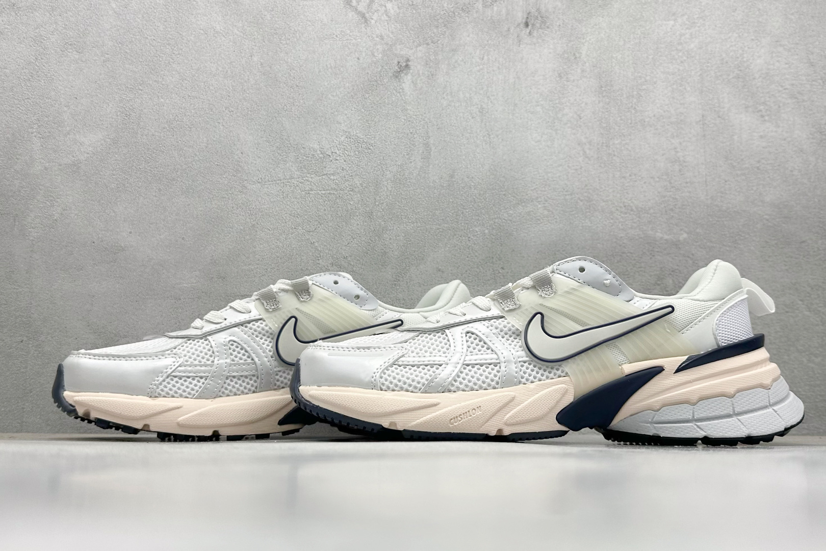 图片[5]-GS版 NK V2K Run 减震防滑复古低帮跑步鞋 材质上使用大面积网眼 皮革 TPU 组成 支撑和透气性肯定不错 中底处由 Cushlon 泡绵打造 保证在压马路时可以提供优秀脚感 并通过一手做旧氧化效果突出复古感 中底造型很容易让大家联想到巴黎世家3XL 增高效果同样不能忽视 货号：FD0736-004 尺码：36-45-选品中心