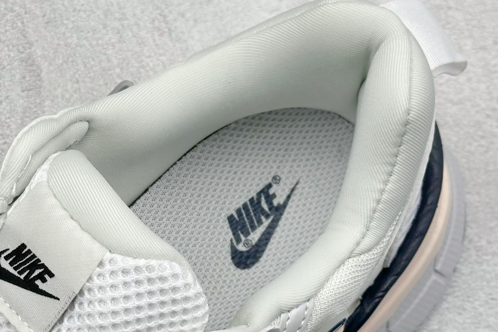 图片[8]-GS版 NK V2K Run 减震防滑复古低帮跑步鞋 材质上使用大面积网眼 皮革 TPU 组成 支撑和透气性肯定不错 中底处由 Cushlon 泡绵打造 保证在压马路时可以提供优秀脚感 并通过一手做旧氧化效果突出复古感 中底造型很容易让大家联想到巴黎世家3XL 增高效果同样不能忽视 货号：FD0736-004 尺码：36-45-选品中心