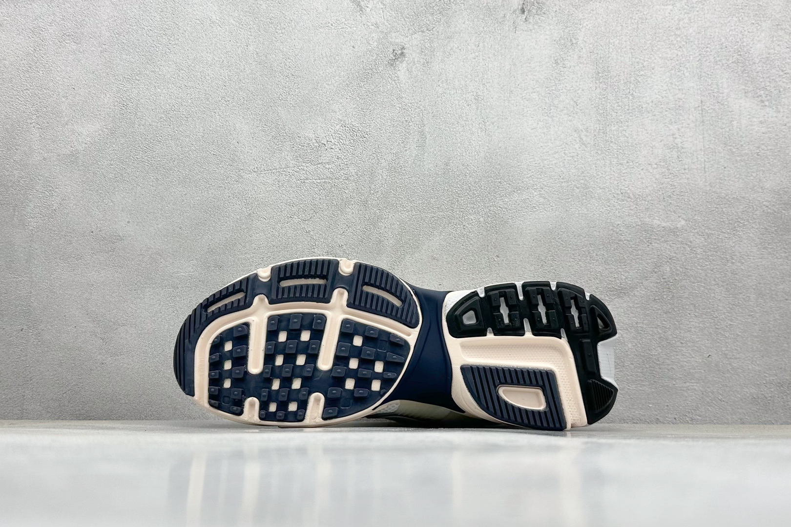 图片[4]-GS版 NK V2K Run 减震防滑复古低帮跑步鞋 材质上使用大面积网眼 皮革 TPU 组成 支撑和透气性肯定不错 中底处由 Cushlon 泡绵打造 保证在压马路时可以提供优秀脚感 并通过一手做旧氧化效果突出复古感 中底造型很容易让大家联想到巴黎世家3XL 增高效果同样不能忽视 货号：FD0736-004 尺码：36-45-选品中心