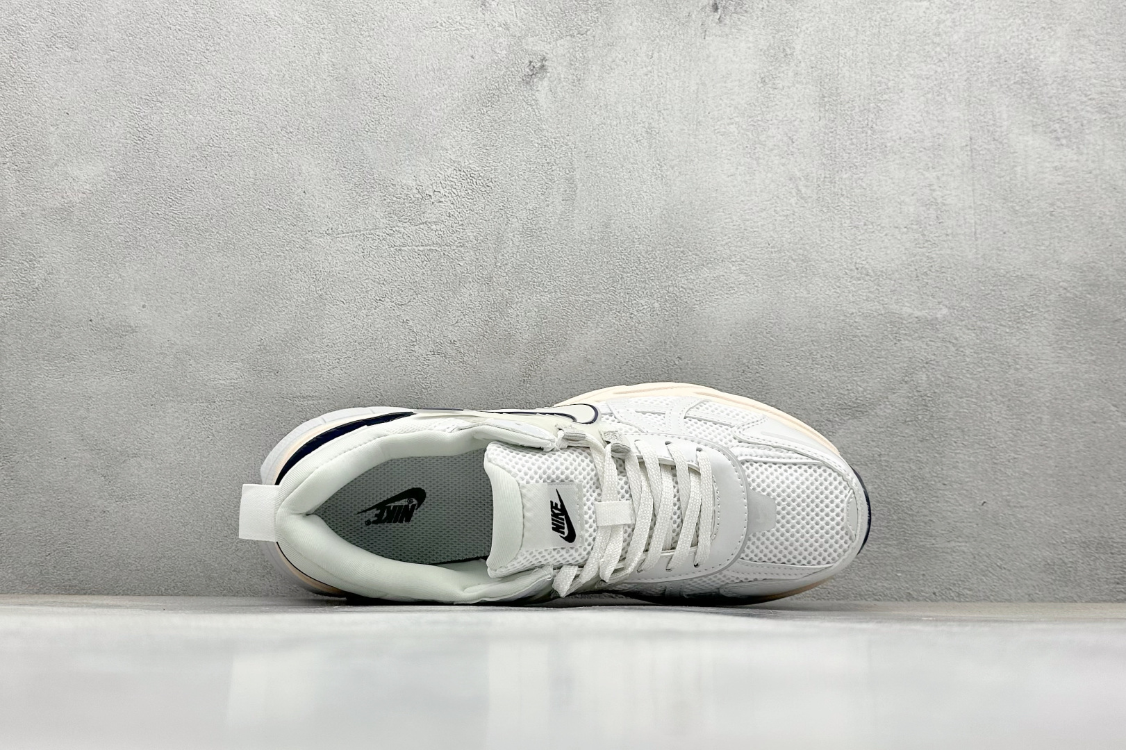 图片[3]-GS版 NK V2K Run 减震防滑复古低帮跑步鞋 材质上使用大面积网眼 皮革 TPU 组成 支撑和透气性肯定不错 中底处由 Cushlon 泡绵打造 保证在压马路时可以提供优秀脚感 并通过一手做旧氧化效果突出复古感 中底造型很容易让大家联想到巴黎世家3XL 增高效果同样不能忽视 货号：FD0736-004 尺码：36-45-选品中心