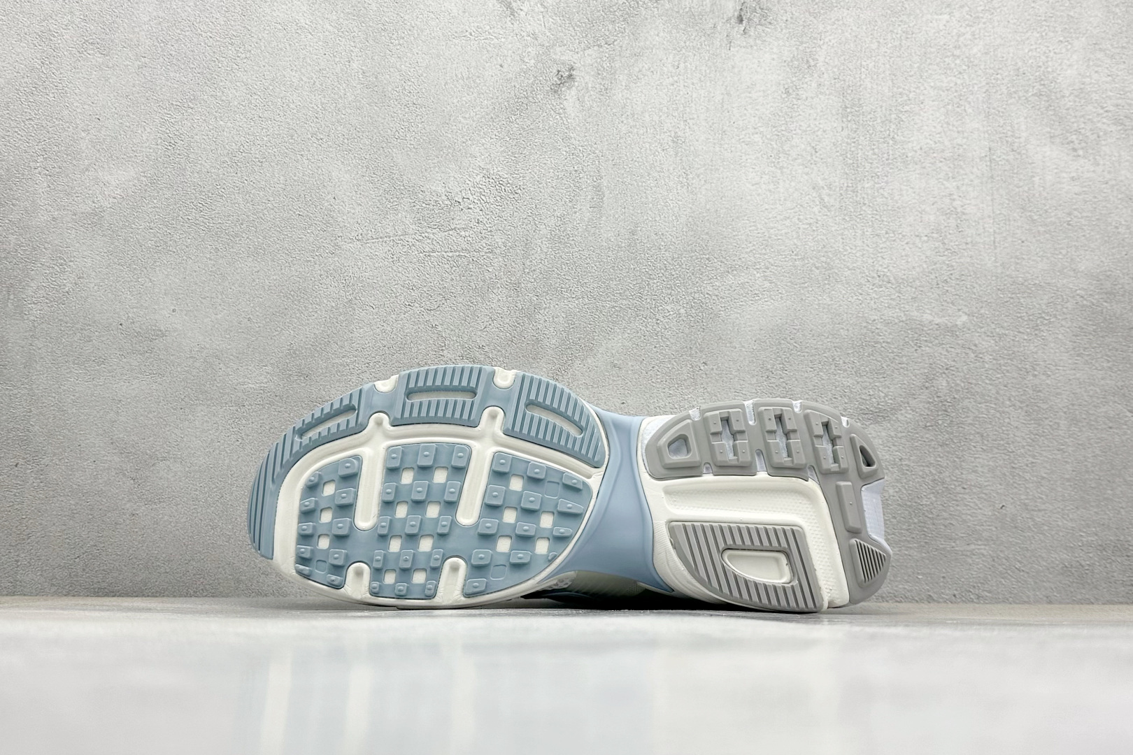 图片[4]-GS版 NK V2K Run 减震防滑复古低帮跑步鞋 材质上使用大面积网眼 皮革 TPU 组成 支撑和透气性肯定不错 中底处由 Cushlon 泡绵打造 保证在压马路时可以提供优秀脚感 并通过一手做旧氧化效果突出复古感 中底造型很容易让大家联想到巴黎世家3XL 增高效果同样不能忽视 货号：FD0736-009 尺码：36-45-选品中心