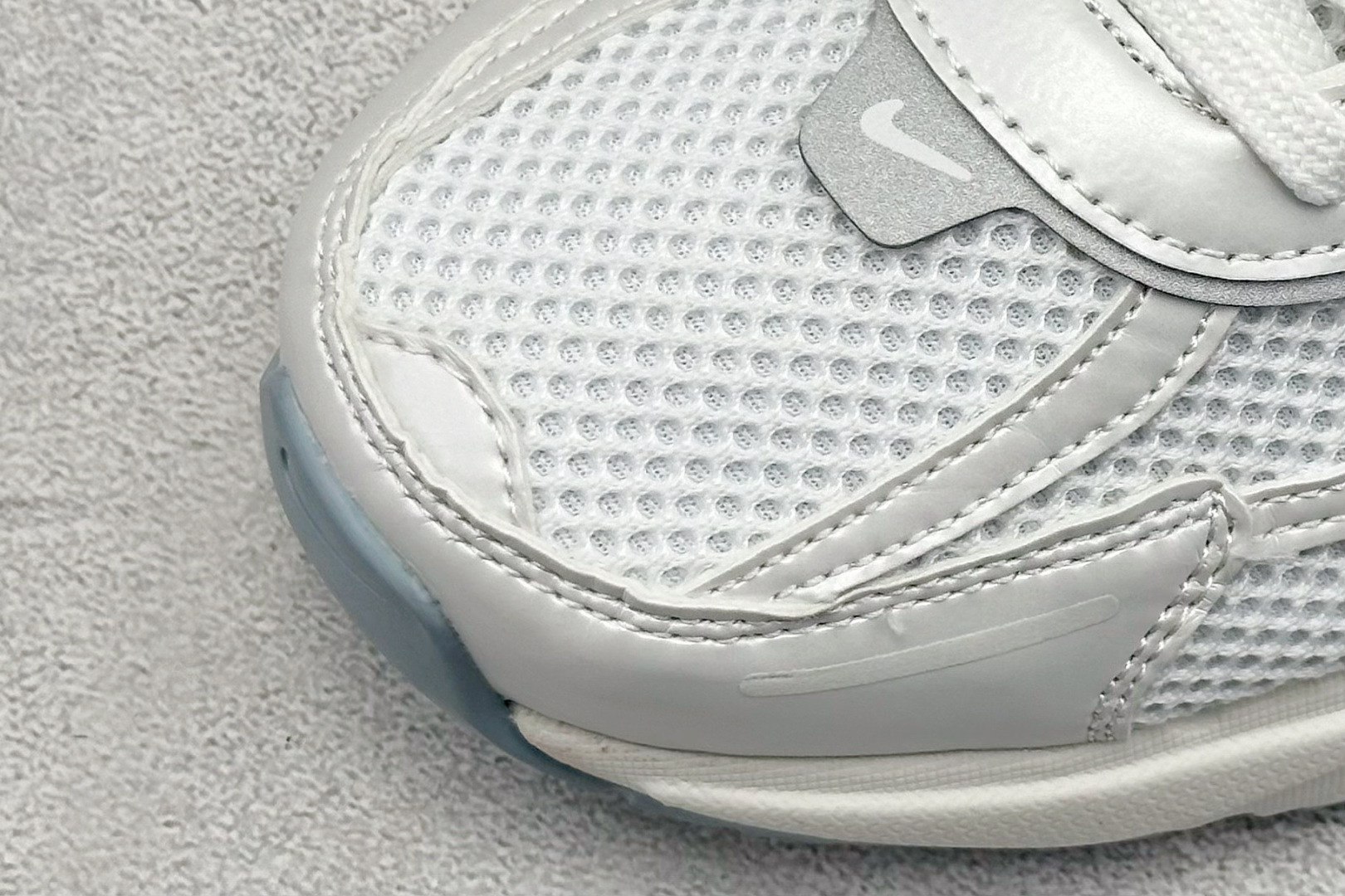 图片[7]-GS版 NK V2K Run 减震防滑复古低帮跑步鞋 材质上使用大面积网眼 皮革 TPU 组成 支撑和透气性肯定不错 中底处由 Cushlon 泡绵打造 保证在压马路时可以提供优秀脚感 并通过一手做旧氧化效果突出复古感 中底造型很容易让大家联想到巴黎世家3XL 增高效果同样不能忽视 货号：FD0736-009 尺码：36-45-选品中心