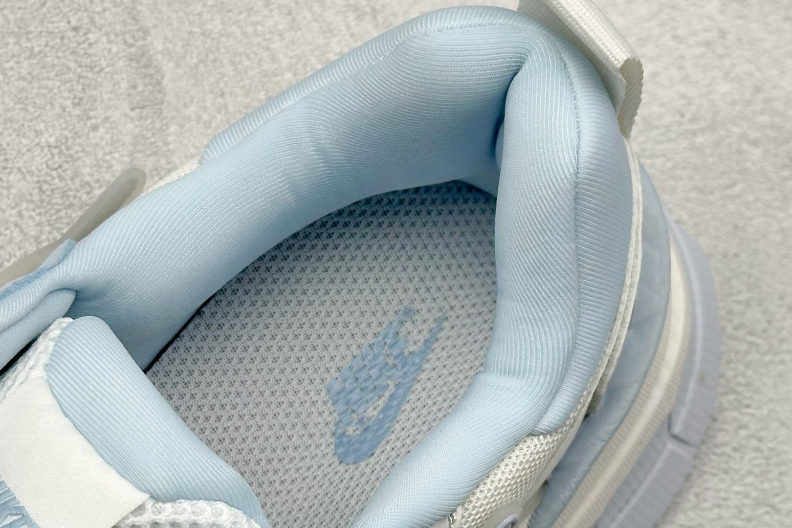 图片[8]-GS版 NK V2K Run 减震防滑复古低帮跑步鞋 材质上使用大面积网眼 皮革 TPU 组成 支撑和透气性肯定不错 中底处由 Cushlon 泡绵打造 保证在压马路时可以提供优秀脚感 并通过一手做旧氧化效果突出复古感 中底造型很容易让大家联想到巴黎世家3XL 增高效果同样不能忽视 货号：FD0736-009 尺码：36-45-选品中心