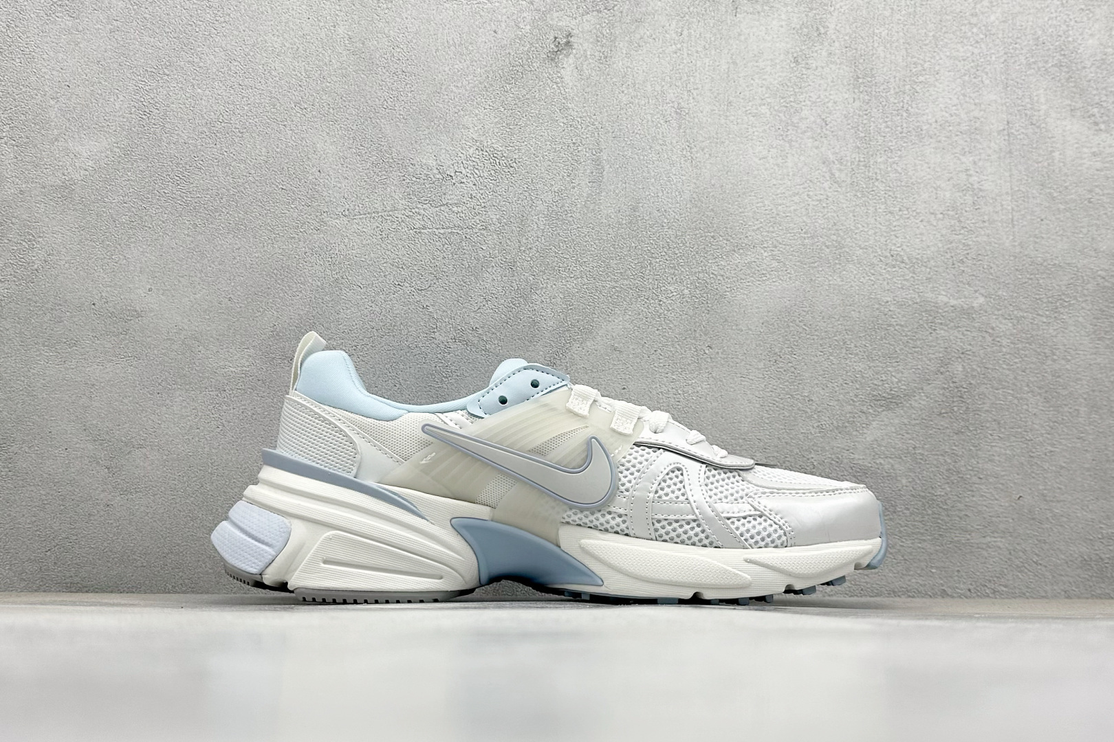 图片[2]-GS版 NK V2K Run 减震防滑复古低帮跑步鞋 材质上使用大面积网眼 皮革 TPU 组成 支撑和透气性肯定不错 中底处由 Cushlon 泡绵打造 保证在压马路时可以提供优秀脚感 并通过一手做旧氧化效果突出复古感 中底造型很容易让大家联想到巴黎世家3XL 增高效果同样不能忽视 货号：FD0736-009 尺码：36-45-选品中心