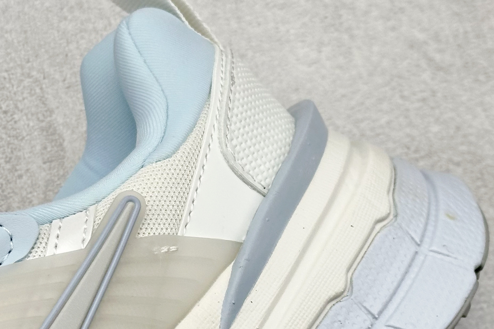 图片[9]-GS版 NK V2K Run 减震防滑复古低帮跑步鞋 材质上使用大面积网眼 皮革 TPU 组成 支撑和透气性肯定不错 中底处由 Cushlon 泡绵打造 保证在压马路时可以提供优秀脚感 并通过一手做旧氧化效果突出复古感 中底造型很容易让大家联想到巴黎世家3XL 增高效果同样不能忽视 货号：FD0736-009 尺码：36-45-选品中心