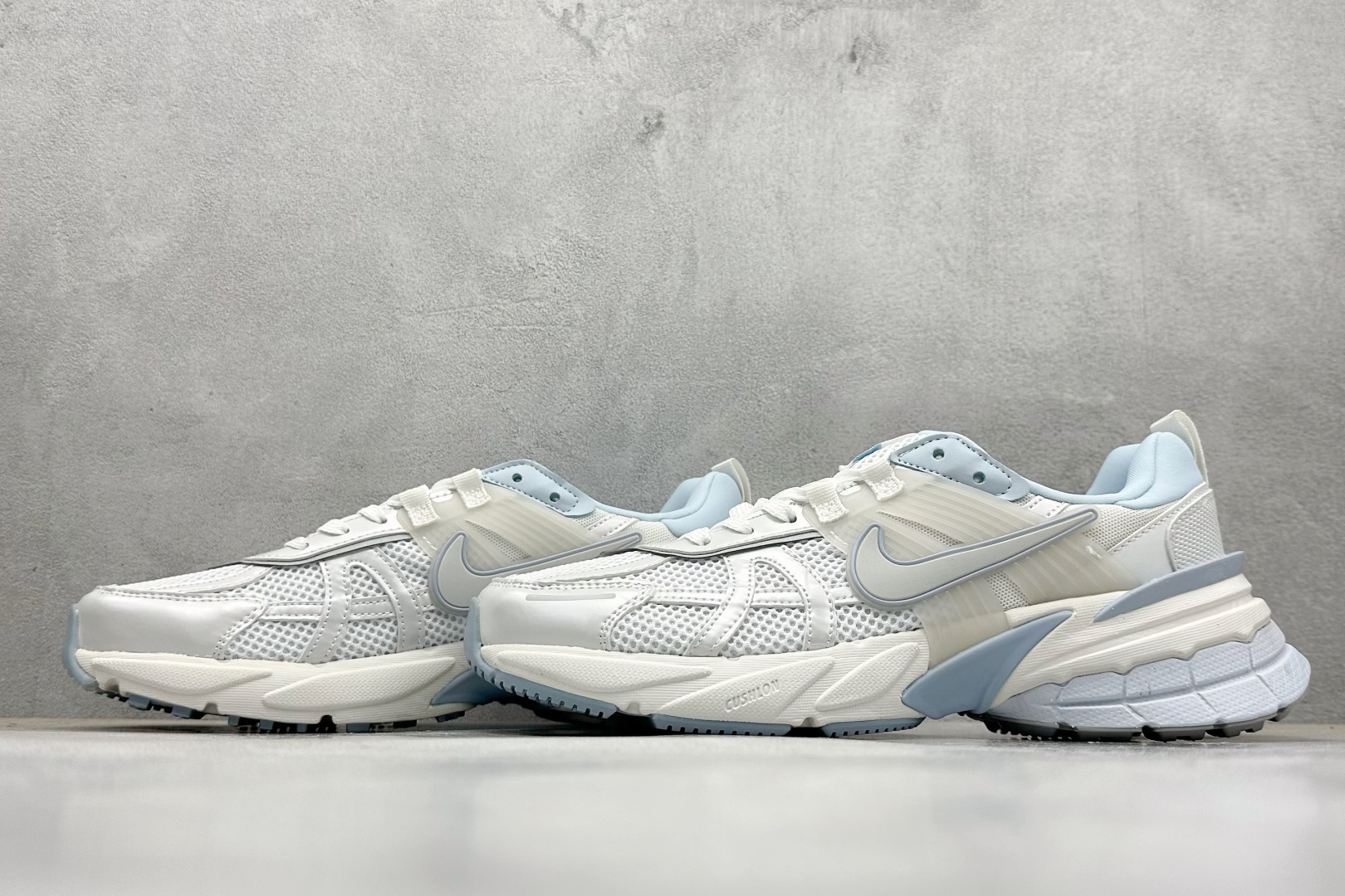 图片[5]-GS版 NK V2K Run 减震防滑复古低帮跑步鞋 材质上使用大面积网眼 皮革 TPU 组成 支撑和透气性肯定不错 中底处由 Cushlon 泡绵打造 保证在压马路时可以提供优秀脚感 并通过一手做旧氧化效果突出复古感 中底造型很容易让大家联想到巴黎世家3XL 增高效果同样不能忽视 货号：FD0736-009 尺码：36-45-选品中心