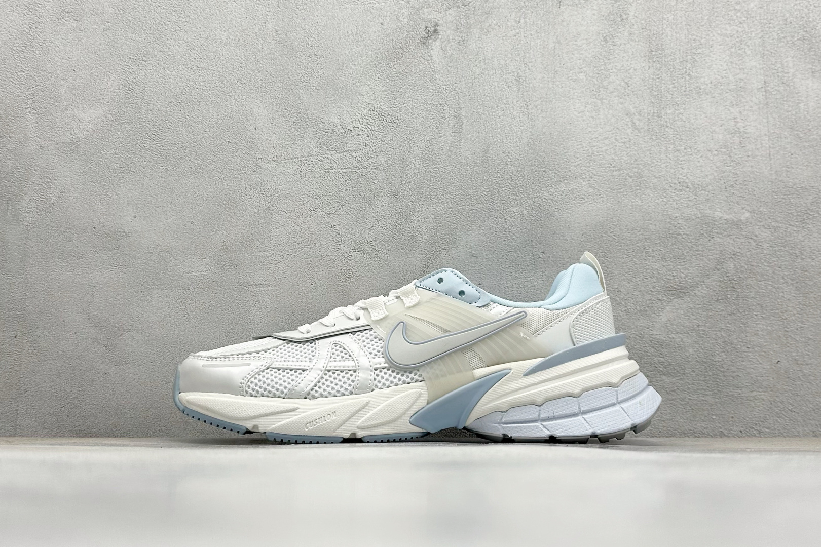 GS版 NK V2K Run 减震防滑复古低帮跑步鞋 材质上使用大面积网眼 皮革 TPU 组成 支撑和透气性肯定不错 中底处由 Cushlon 泡绵打造 保证在压马路时可以提供优秀脚感 并通过一手做旧氧化效果突出复古感 中底造型很容易让大家联想到巴黎世家3XL 增高效果同样不能忽视 货号：FD0736-009 尺码：36-45-选品中心