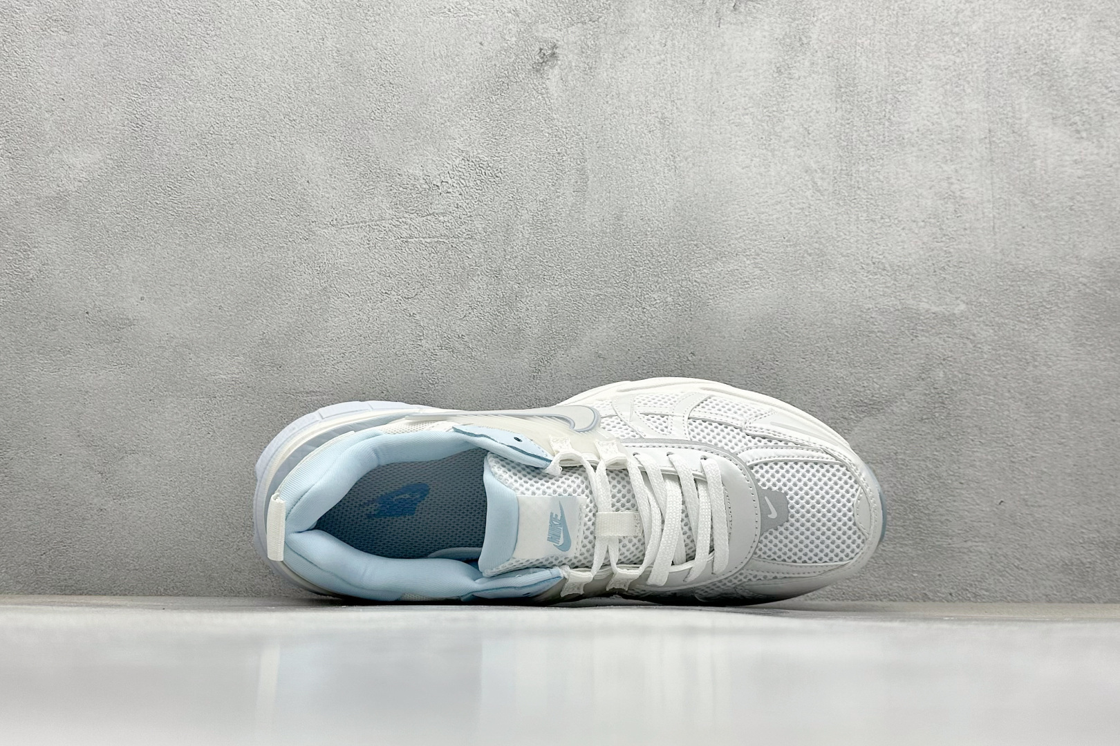 图片[3]-GS版 NK V2K Run 减震防滑复古低帮跑步鞋 材质上使用大面积网眼 皮革 TPU 组成 支撑和透气性肯定不错 中底处由 Cushlon 泡绵打造 保证在压马路时可以提供优秀脚感 并通过一手做旧氧化效果突出复古感 中底造型很容易让大家联想到巴黎世家3XL 增高效果同样不能忽视 货号：FD0736-009 尺码：36-45-选品中心