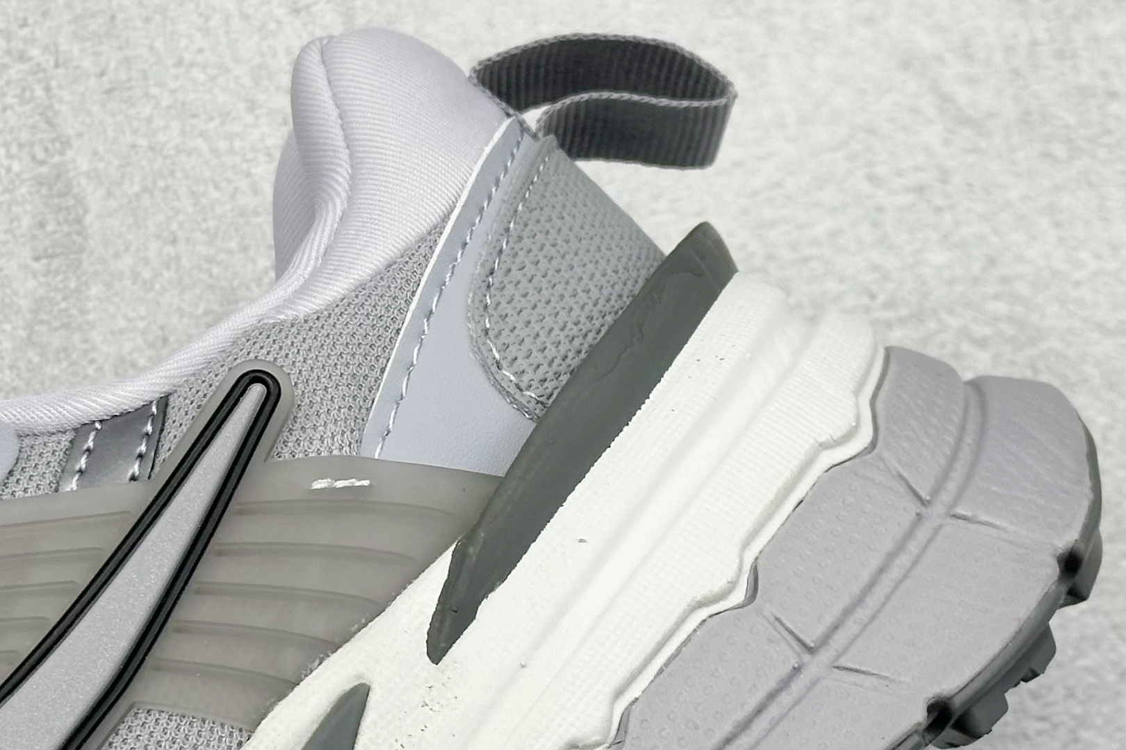 图片[9]-GS版 NK V2K Run 减震防滑复古低帮跑步鞋 材质上使用大面积网眼 皮革 TPU 组成 支撑和透气性肯定不错 中底处由 Cushlon 泡绵打造 保证在压马路时可以提供优秀脚感 并通过一手做旧氧化效果突出复古感 中底造型很容易让大家联想到巴黎世家3XL 增高效果同样不能忽视 货号：FD0736-008 尺码：36-45-选品中心