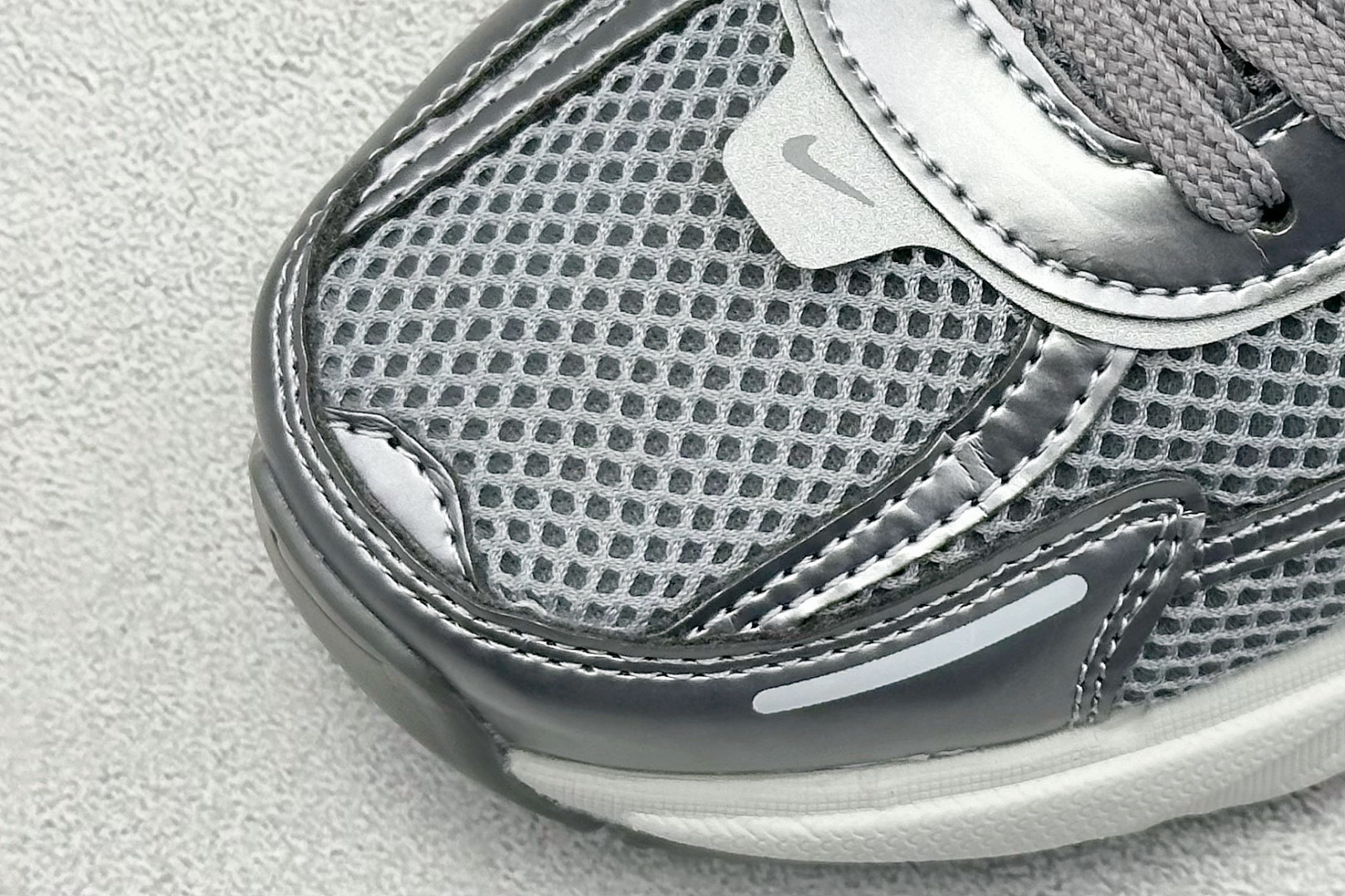 图片[7]-GS版 NK V2K Run 减震防滑复古低帮跑步鞋 材质上使用大面积网眼 皮革 TPU 组成 支撑和透气性肯定不错 中底处由 Cushlon 泡绵打造 保证在压马路时可以提供优秀脚感 并通过一手做旧氧化效果突出复古感 中底造型很容易让大家联想到巴黎世家3XL 增高效果同样不能忽视 货号：FD0736-008 尺码：36-45-选品中心