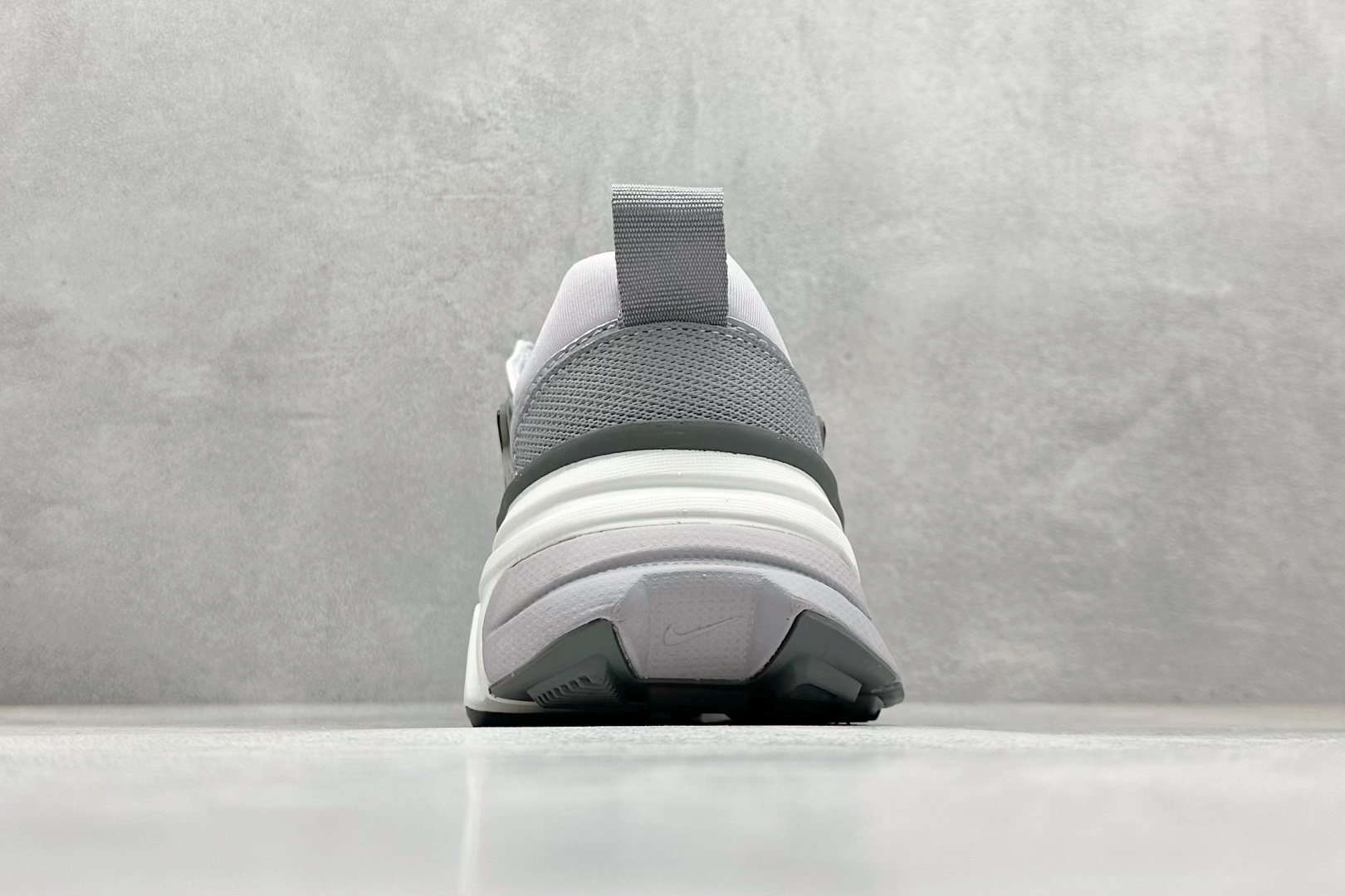 图片[6]-GS版 NK V2K Run 减震防滑复古低帮跑步鞋 材质上使用大面积网眼 皮革 TPU 组成 支撑和透气性肯定不错 中底处由 Cushlon 泡绵打造 保证在压马路时可以提供优秀脚感 并通过一手做旧氧化效果突出复古感 中底造型很容易让大家联想到巴黎世家3XL 增高效果同样不能忽视 货号：FD0736-008 尺码：36-45-选品中心