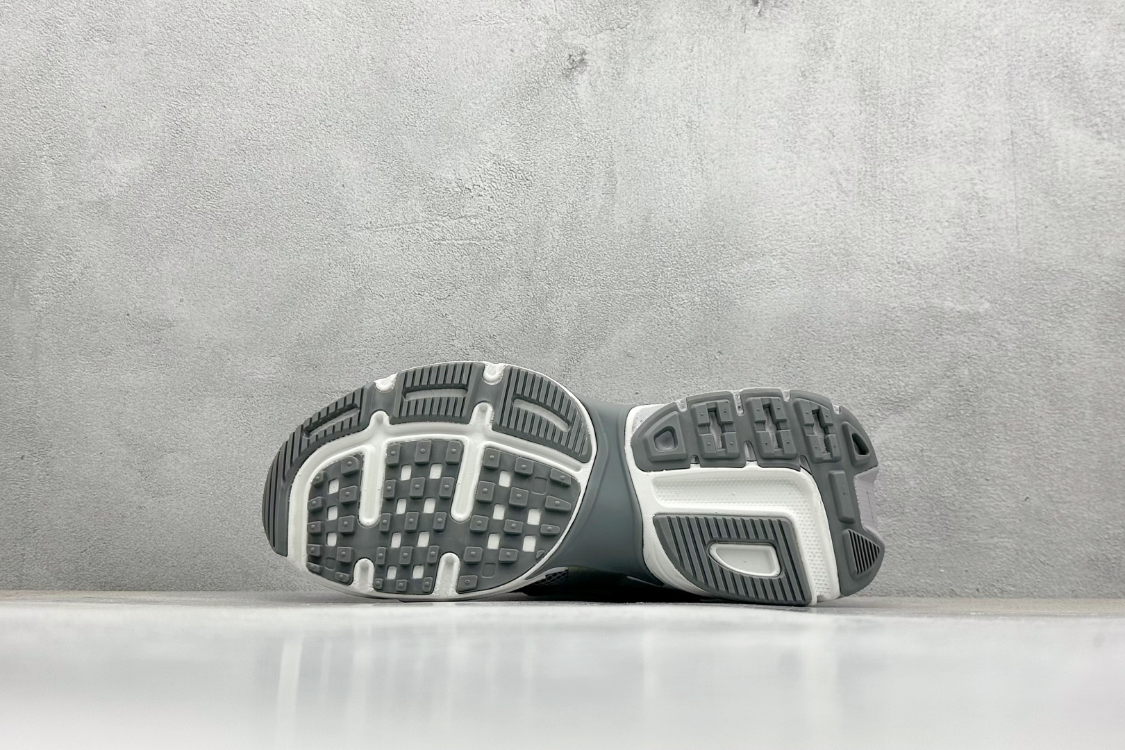 图片[4]-GS版 NK V2K Run 减震防滑复古低帮跑步鞋 材质上使用大面积网眼 皮革 TPU 组成 支撑和透气性肯定不错 中底处由 Cushlon 泡绵打造 保证在压马路时可以提供优秀脚感 并通过一手做旧氧化效果突出复古感 中底造型很容易让大家联想到巴黎世家3XL 增高效果同样不能忽视 货号：FD0736-008 尺码：36-45-选品中心