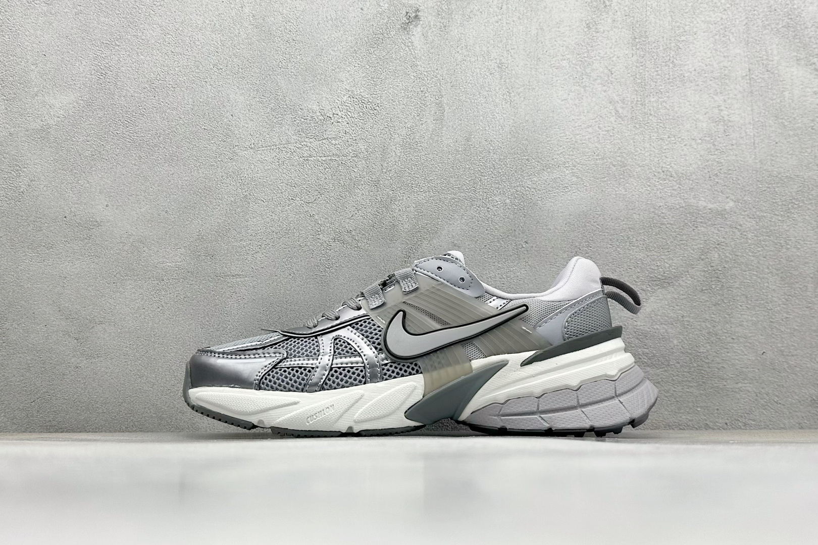 GS版 NK V2K Run 减震防滑复古低帮跑步鞋 材质上使用大面积网眼 皮革 TPU 组成 支撑和透气性肯定不错 中底处由 Cushlon 泡绵打造 保证在压马路时可以提供优秀脚感 并通过一手做旧氧化效果突出复古感 中底造型很容易让大家联想到巴黎世家3XL 增高效果同样不能忽视 货号：FD0736-008 尺码：36-45-选品中心