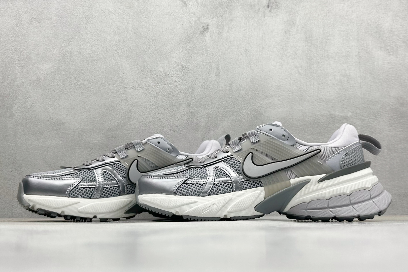 图片[5]-GS版 NK V2K Run 减震防滑复古低帮跑步鞋 材质上使用大面积网眼 皮革 TPU 组成 支撑和透气性肯定不错 中底处由 Cushlon 泡绵打造 保证在压马路时可以提供优秀脚感 并通过一手做旧氧化效果突出复古感 中底造型很容易让大家联想到巴黎世家3XL 增高效果同样不能忽视 货号：FD0736-008 尺码：36-45-选品中心