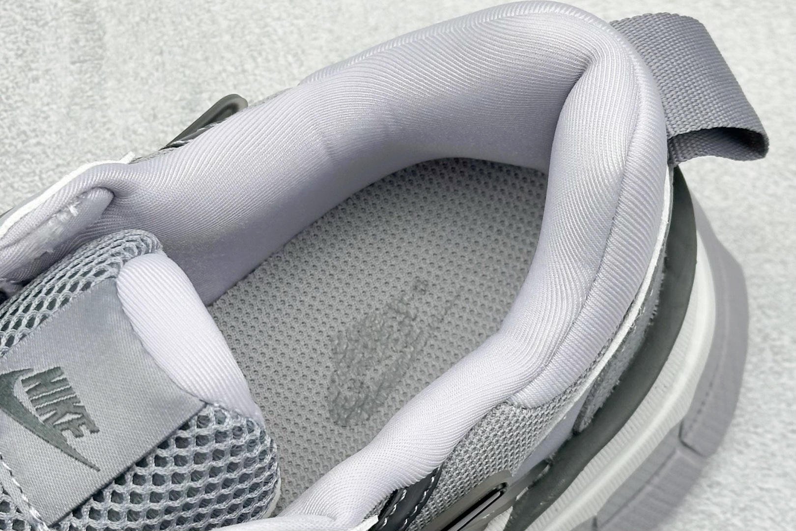 图片[8]-GS版 NK V2K Run 减震防滑复古低帮跑步鞋 材质上使用大面积网眼 皮革 TPU 组成 支撑和透气性肯定不错 中底处由 Cushlon 泡绵打造 保证在压马路时可以提供优秀脚感 并通过一手做旧氧化效果突出复古感 中底造型很容易让大家联想到巴黎世家3XL 增高效果同样不能忽视 货号：FD0736-008 尺码：36-45-选品中心