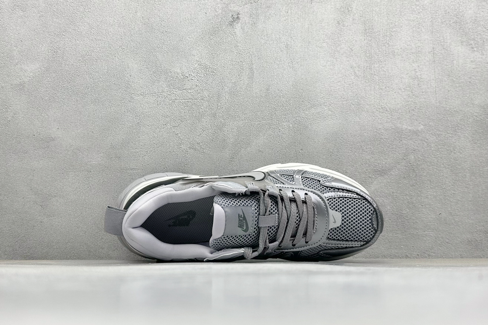 图片[3]-GS版 NK V2K Run 减震防滑复古低帮跑步鞋 材质上使用大面积网眼 皮革 TPU 组成 支撑和透气性肯定不错 中底处由 Cushlon 泡绵打造 保证在压马路时可以提供优秀脚感 并通过一手做旧氧化效果突出复古感 中底造型很容易让大家联想到巴黎世家3XL 增高效果同样不能忽视 货号：FD0736-008 尺码：36-45-选品中心