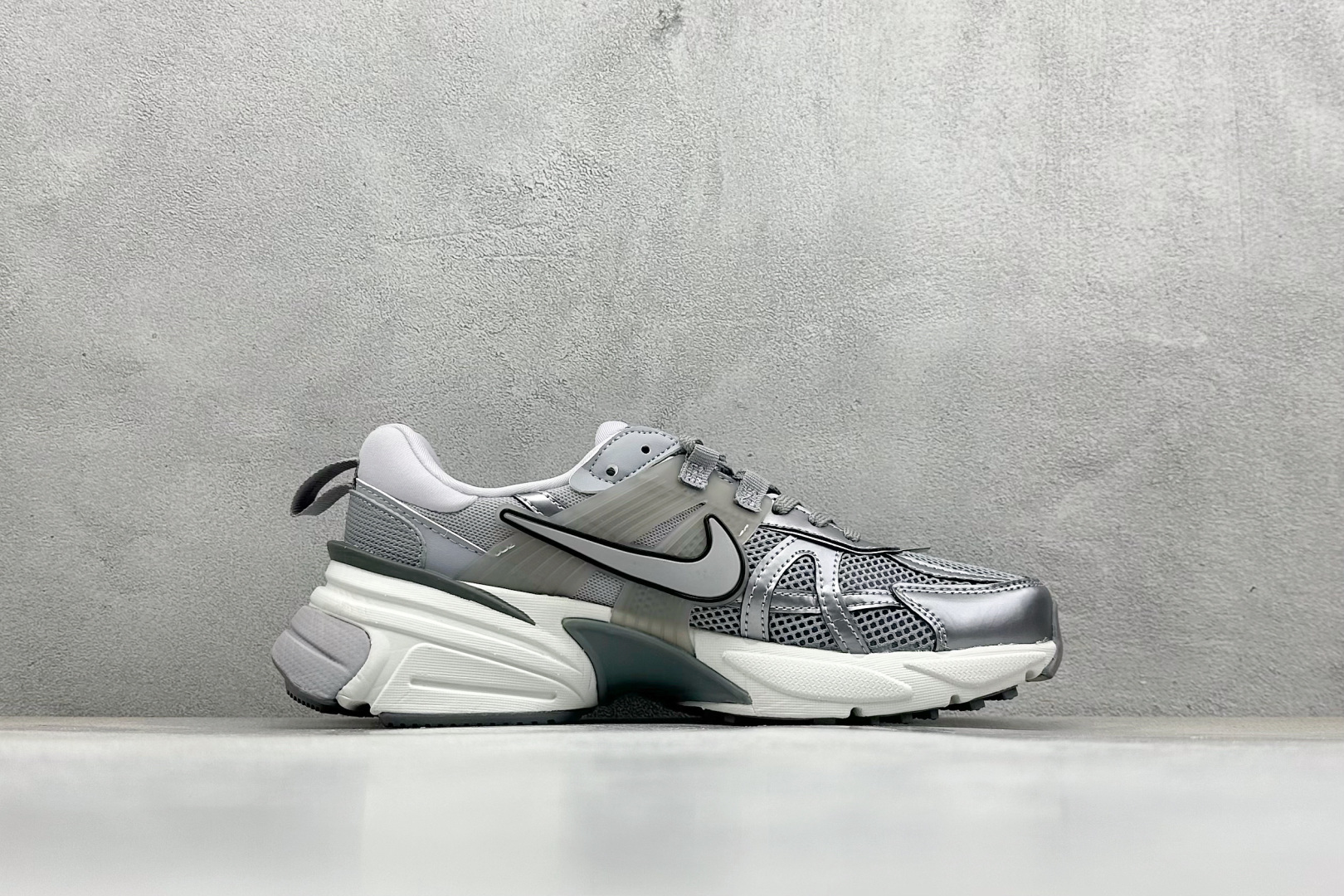 图片[2]-GS版 NK V2K Run 减震防滑复古低帮跑步鞋 材质上使用大面积网眼 皮革 TPU 组成 支撑和透气性肯定不错 中底处由 Cushlon 泡绵打造 保证在压马路时可以提供优秀脚感 并通过一手做旧氧化效果突出复古感 中底造型很容易让大家联想到巴黎世家3XL 增高效果同样不能忽视 货号：FD0736-008 尺码：36-45-选品中心