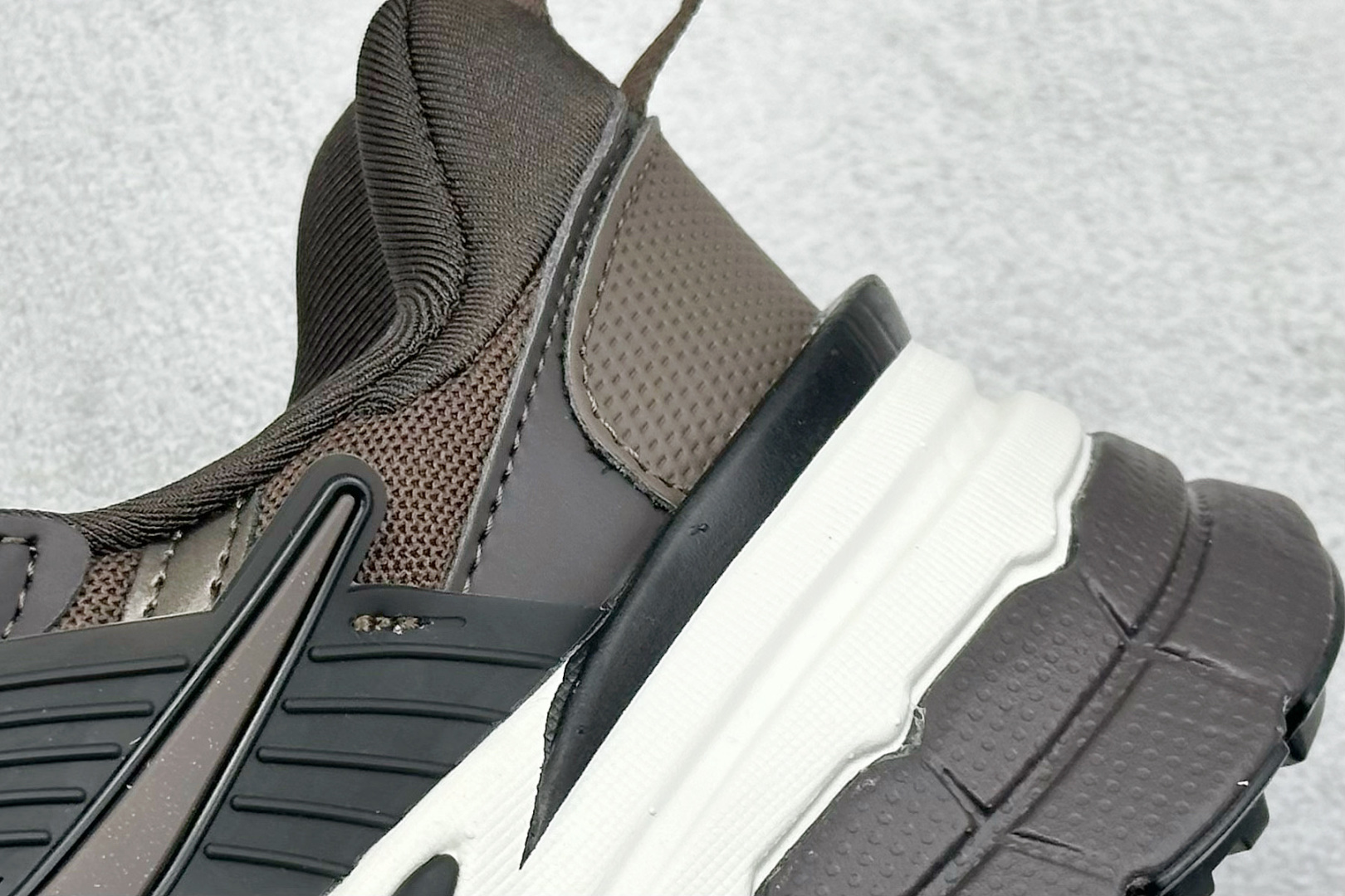 图片[9]-GS版 NK V2K Run 减震防滑复古低帮跑步鞋 材质上使用大面积网眼 皮革 TPU 组成 支撑和透气性肯定不错 中底处由 Cushlon 泡绵打造 保证在压马路时可以提供优秀脚感 并通过一手做旧氧化效果突出复古感 中底造型很容易让大家联想到巴黎世家3XL 增高效果同样不能忽视 货号：HJ4497-200 尺码：36-45-选品中心