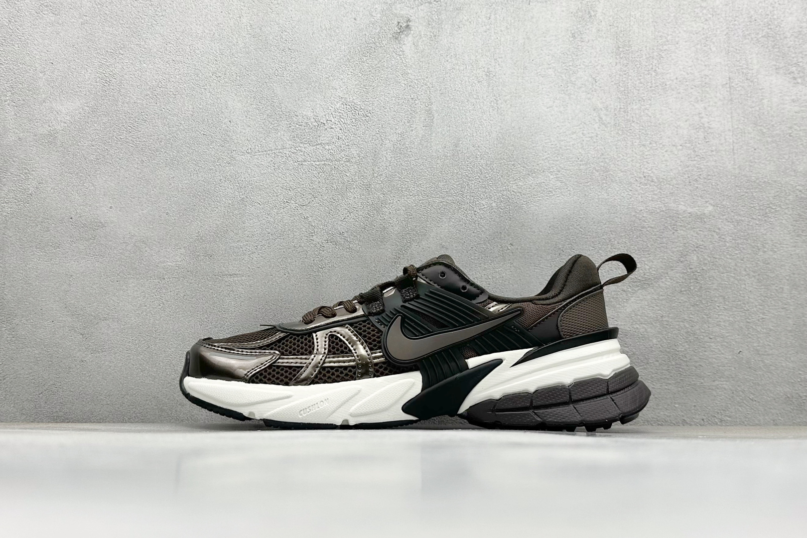 GS版 NK V2K Run 减震防滑复古低帮跑步鞋 材质上使用大面积网眼 皮革 TPU 组成 支撑和透气性肯定不错 中底处由 Cushlon 泡绵打造 保证在压马路时可以提供优秀脚感 并通过一手做旧氧化效果突出复古感 中底造型很容易让大家联想到巴黎世家3XL 增高效果同样不能忽视 货号：HJ4497-200 尺码：36-45-选品中心