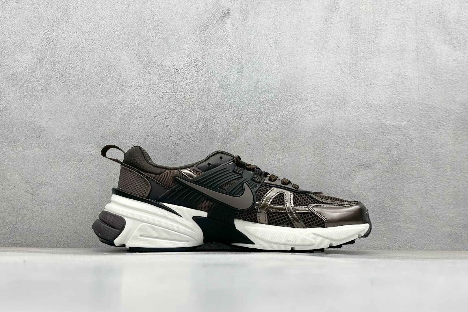 图片[2]-GS版 NK V2K Run 减震防滑复古低帮跑步鞋 材质上使用大面积网眼 皮革 TPU 组成 支撑和透气性肯定不错 中底处由 Cushlon 泡绵打造 保证在压马路时可以提供优秀脚感 并通过一手做旧氧化效果突出复古感 中底造型很容易让大家联想到巴黎世家3XL 增高效果同样不能忽视 货号：HJ4497-200 尺码：36-45-选品中心