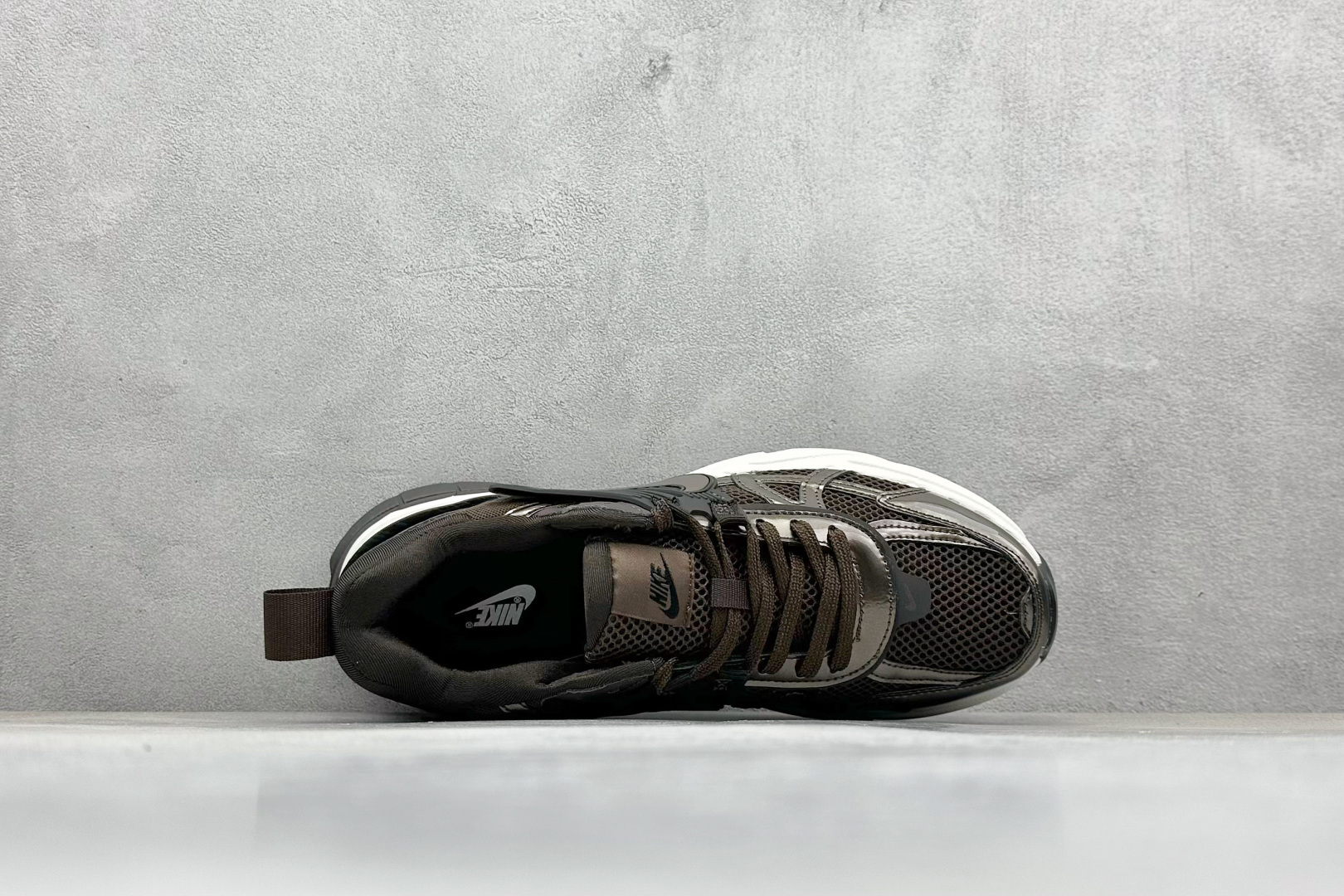 图片[3]-GS版 NK V2K Run 减震防滑复古低帮跑步鞋 材质上使用大面积网眼 皮革 TPU 组成 支撑和透气性肯定不错 中底处由 Cushlon 泡绵打造 保证在压马路时可以提供优秀脚感 并通过一手做旧氧化效果突出复古感 中底造型很容易让大家联想到巴黎世家3XL 增高效果同样不能忽视 货号：HJ4497-200 尺码：36-45-选品中心