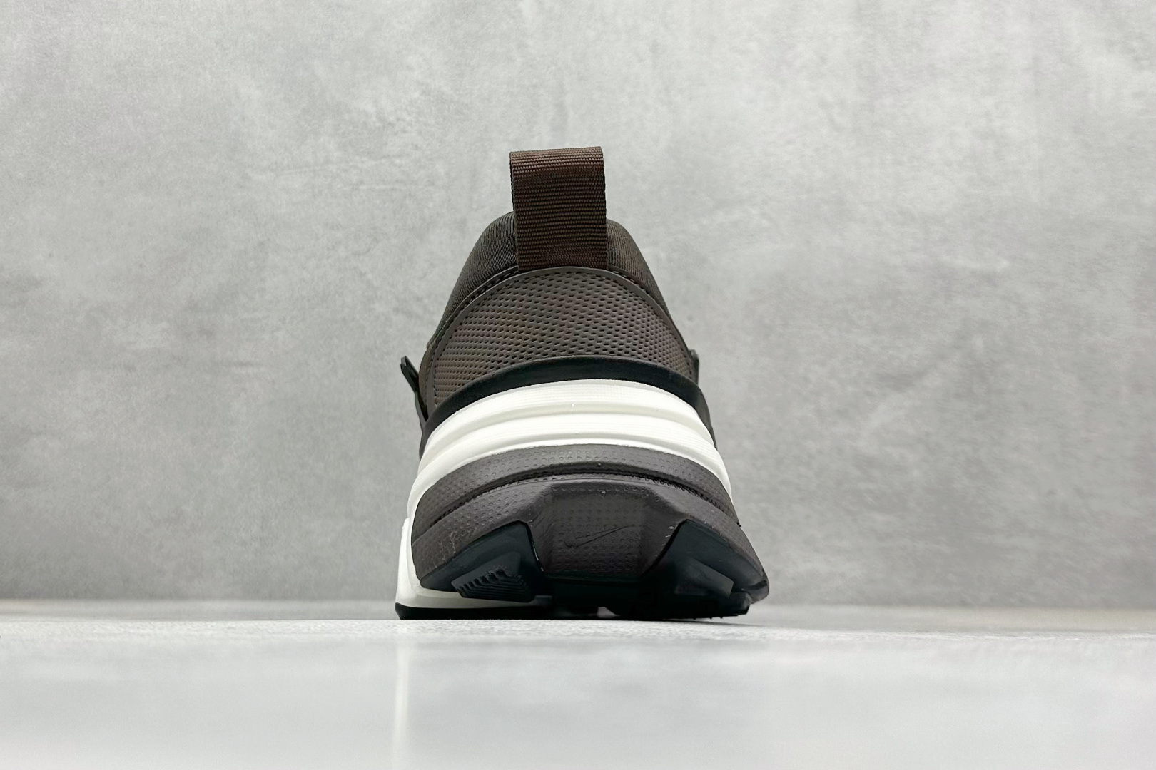 图片[6]-GS版 NK V2K Run 减震防滑复古低帮跑步鞋 材质上使用大面积网眼 皮革 TPU 组成 支撑和透气性肯定不错 中底处由 Cushlon 泡绵打造 保证在压马路时可以提供优秀脚感 并通过一手做旧氧化效果突出复古感 中底造型很容易让大家联想到巴黎世家3XL 增高效果同样不能忽视 货号：HJ4497-200 尺码：36-45-选品中心