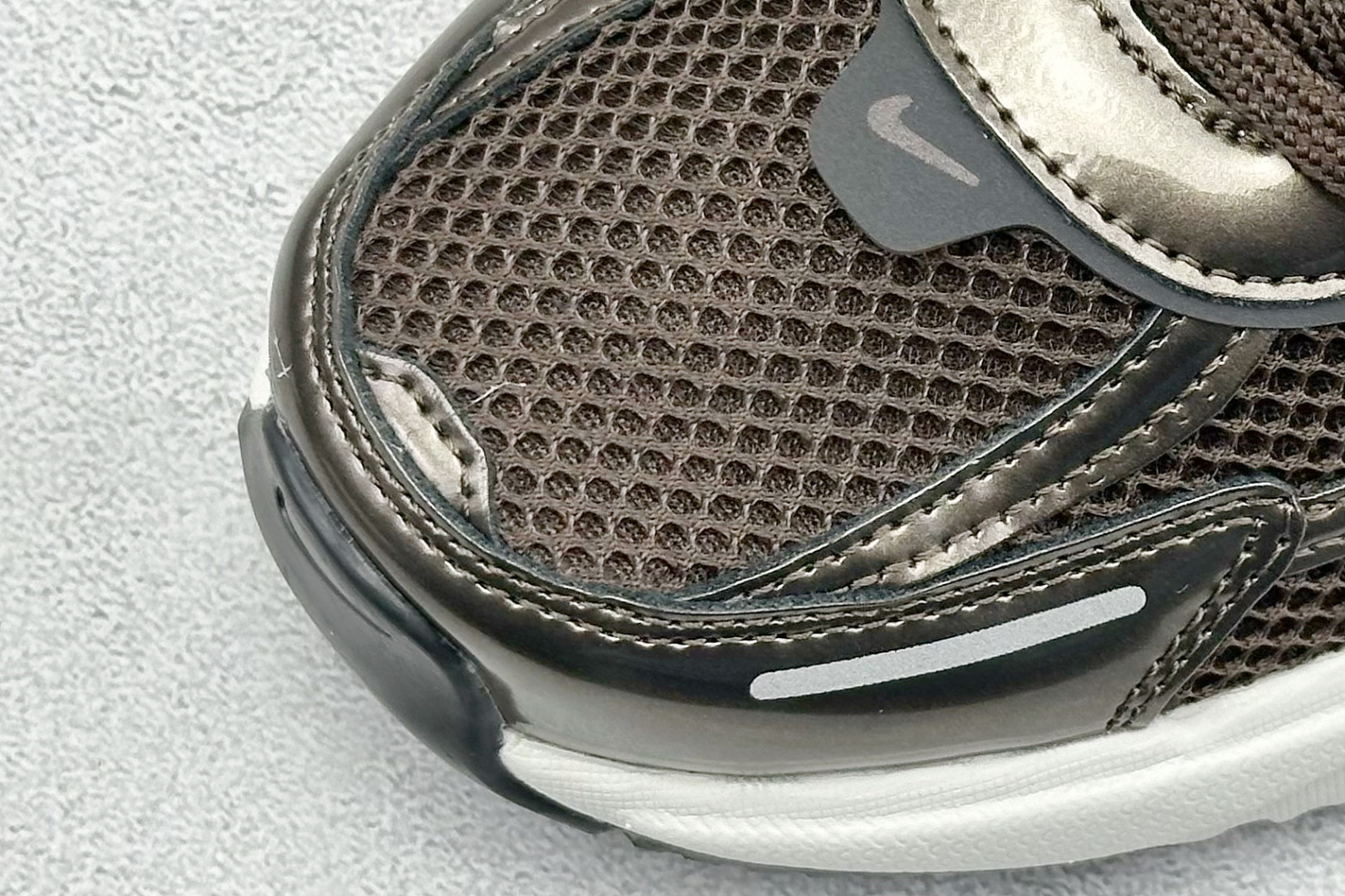 图片[7]-GS版 NK V2K Run 减震防滑复古低帮跑步鞋 材质上使用大面积网眼 皮革 TPU 组成 支撑和透气性肯定不错 中底处由 Cushlon 泡绵打造 保证在压马路时可以提供优秀脚感 并通过一手做旧氧化效果突出复古感 中底造型很容易让大家联想到巴黎世家3XL 增高效果同样不能忽视 货号：HJ4497-200 尺码：36-45-选品中心