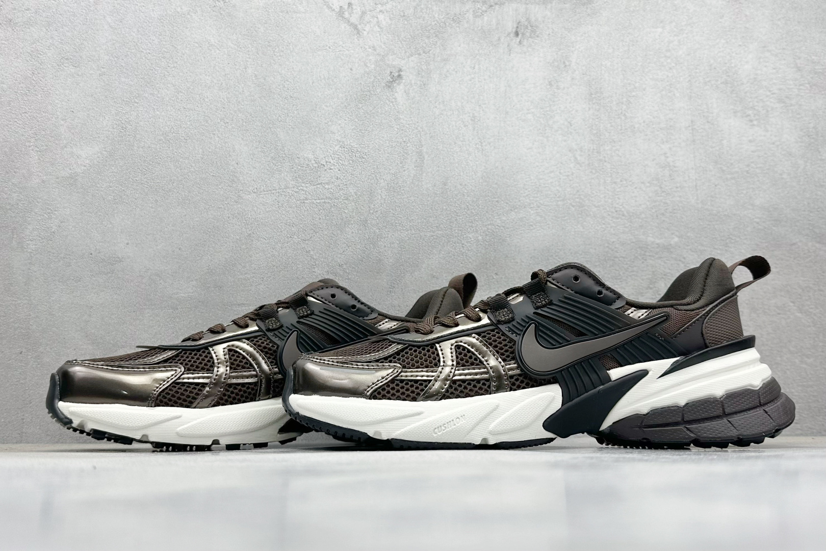 图片[5]-GS版 NK V2K Run 减震防滑复古低帮跑步鞋 材质上使用大面积网眼 皮革 TPU 组成 支撑和透气性肯定不错 中底处由 Cushlon 泡绵打造 保证在压马路时可以提供优秀脚感 并通过一手做旧氧化效果突出复古感 中底造型很容易让大家联想到巴黎世家3XL 增高效果同样不能忽视 货号：HJ4497-200 尺码：36-45-选品中心