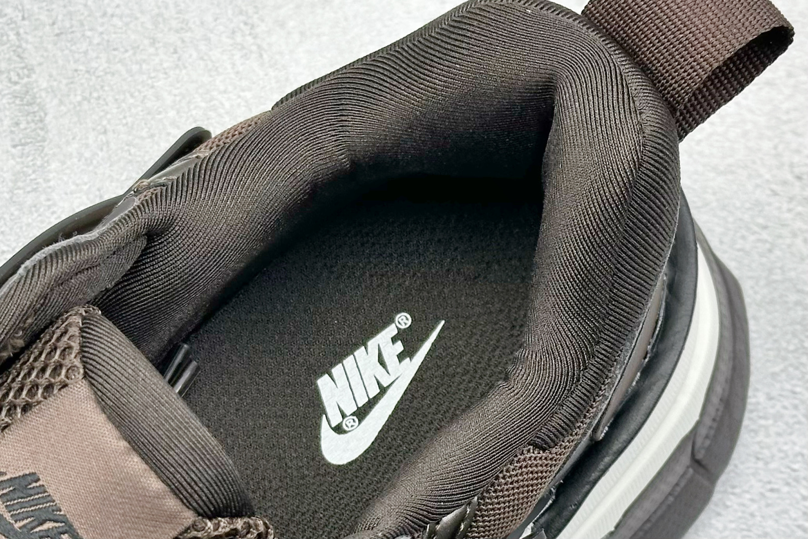 图片[8]-GS版 NK V2K Run 减震防滑复古低帮跑步鞋 材质上使用大面积网眼 皮革 TPU 组成 支撑和透气性肯定不错 中底处由 Cushlon 泡绵打造 保证在压马路时可以提供优秀脚感 并通过一手做旧氧化效果突出复古感 中底造型很容易让大家联想到巴黎世家3XL 增高效果同样不能忽视 货号：HJ4497-200 尺码：36-45-选品中心