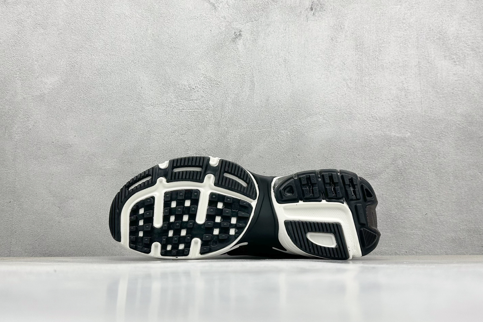 图片[4]-GS版 NK V2K Run 减震防滑复古低帮跑步鞋 材质上使用大面积网眼 皮革 TPU 组成 支撑和透气性肯定不错 中底处由 Cushlon 泡绵打造 保证在压马路时可以提供优秀脚感 并通过一手做旧氧化效果突出复古感 中底造型很容易让大家联想到巴黎世家3XL 增高效果同样不能忽视 货号：HJ4497-200 尺码：36-45-选品中心