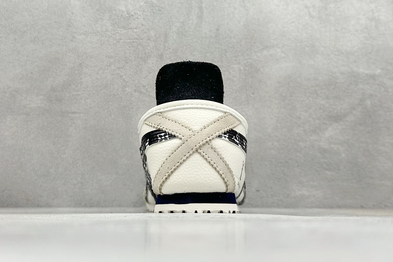 本地 
Onitsuka Tiger  Mexico 66® Paraty x Louis Vuitto