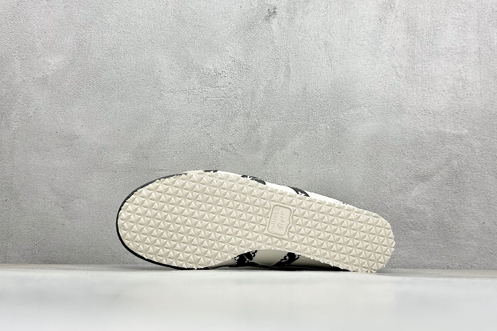 本地 
Onitsuka Tiger  Mexico 66® Paraty x Louis Vuitto
