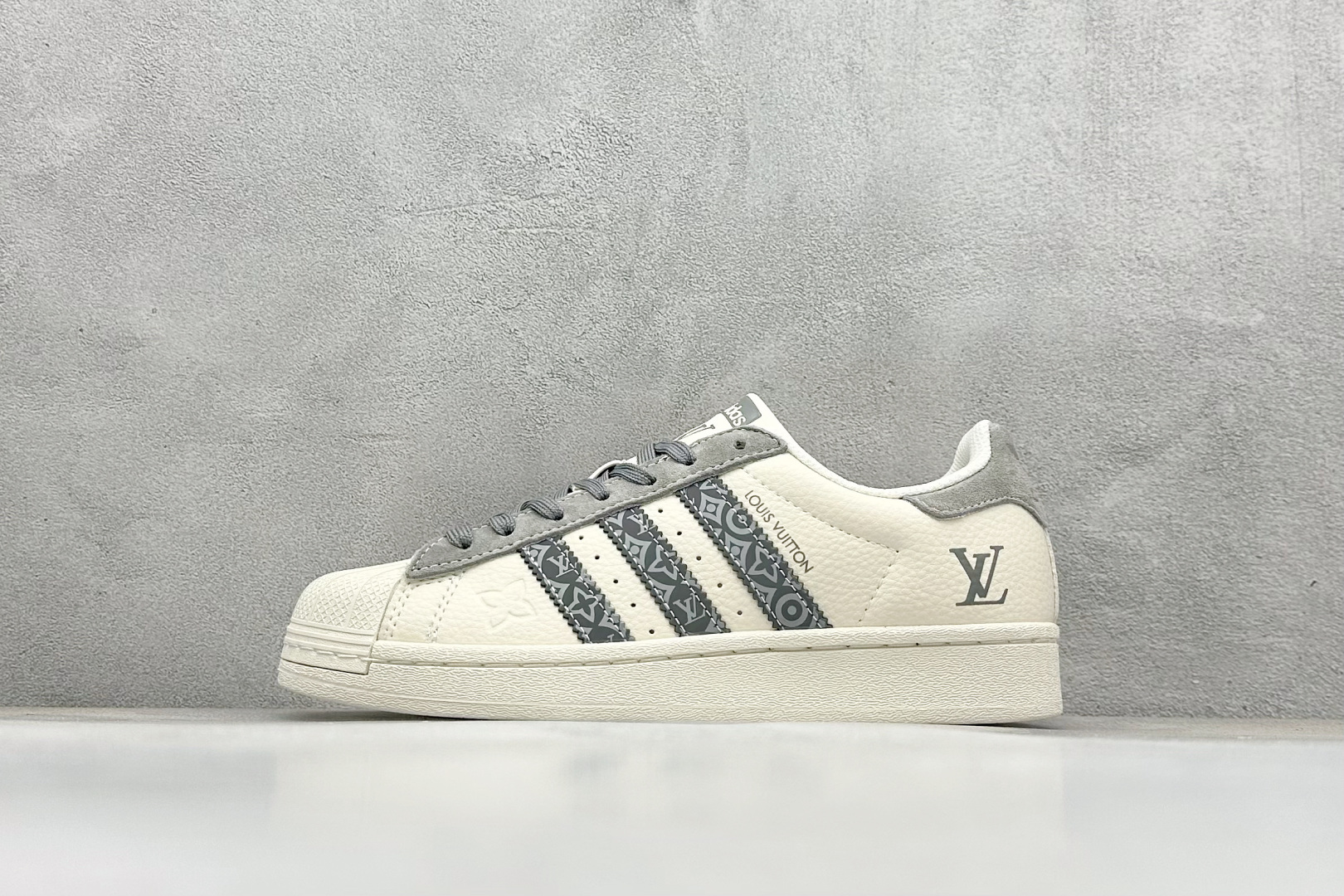 AD Originals Superstar x Louis Vuitt白灰 XS0007