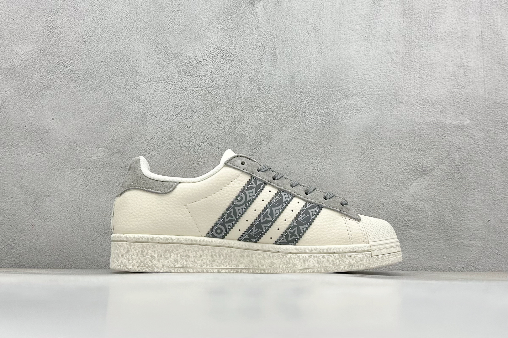 AD Originals Superstar x Louis Vuitt白灰 XS0007