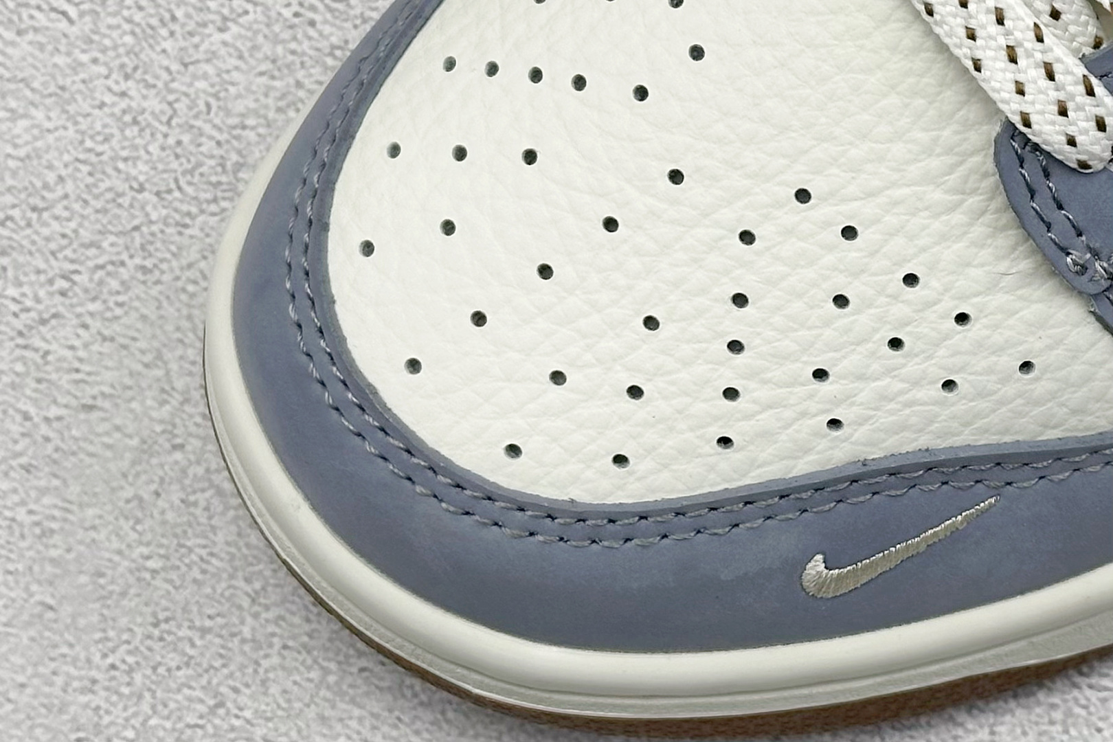 福利特价
Nk SB Dunk Low 李维斯联名-白灰棕 周年高端定制 低帮休闲板鞋
#定制鞋盒 大