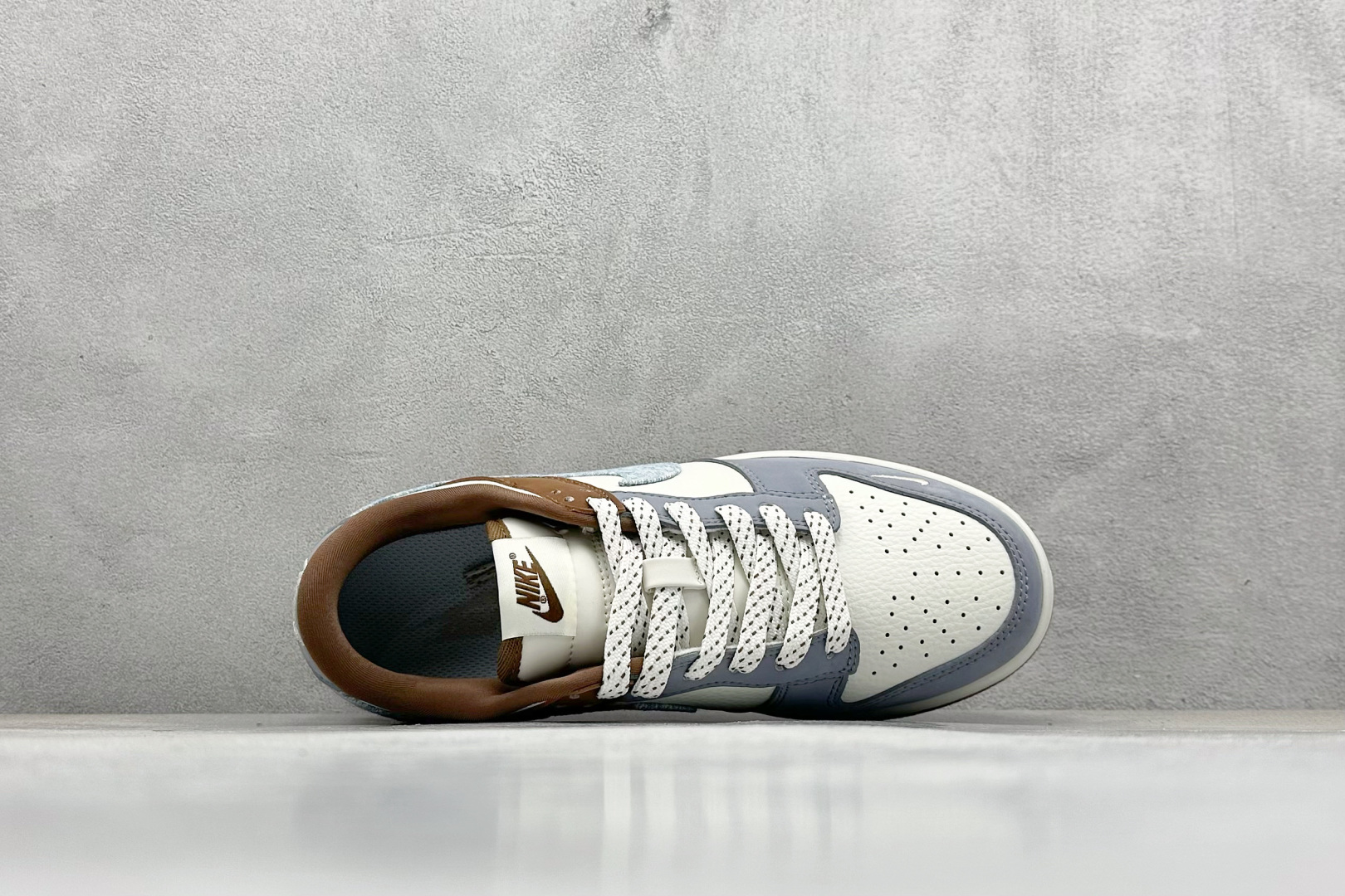 福利特价
Nk SB Dunk Low 李维斯联名-白灰棕 周年高端定制 低帮休闲板鞋
#定制鞋盒 大