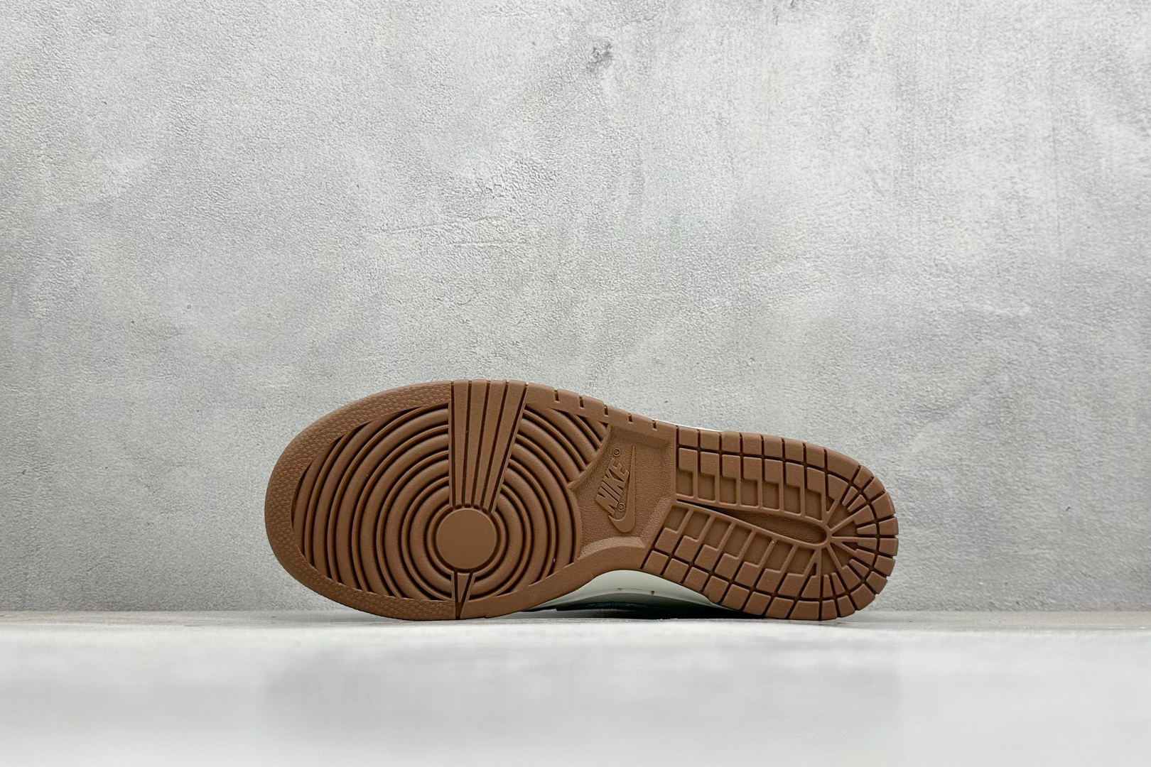 福利特价
Nk SB Dunk Low 李维斯联名-白灰棕 周年高端定制 低帮休闲板鞋
#定制鞋盒 大