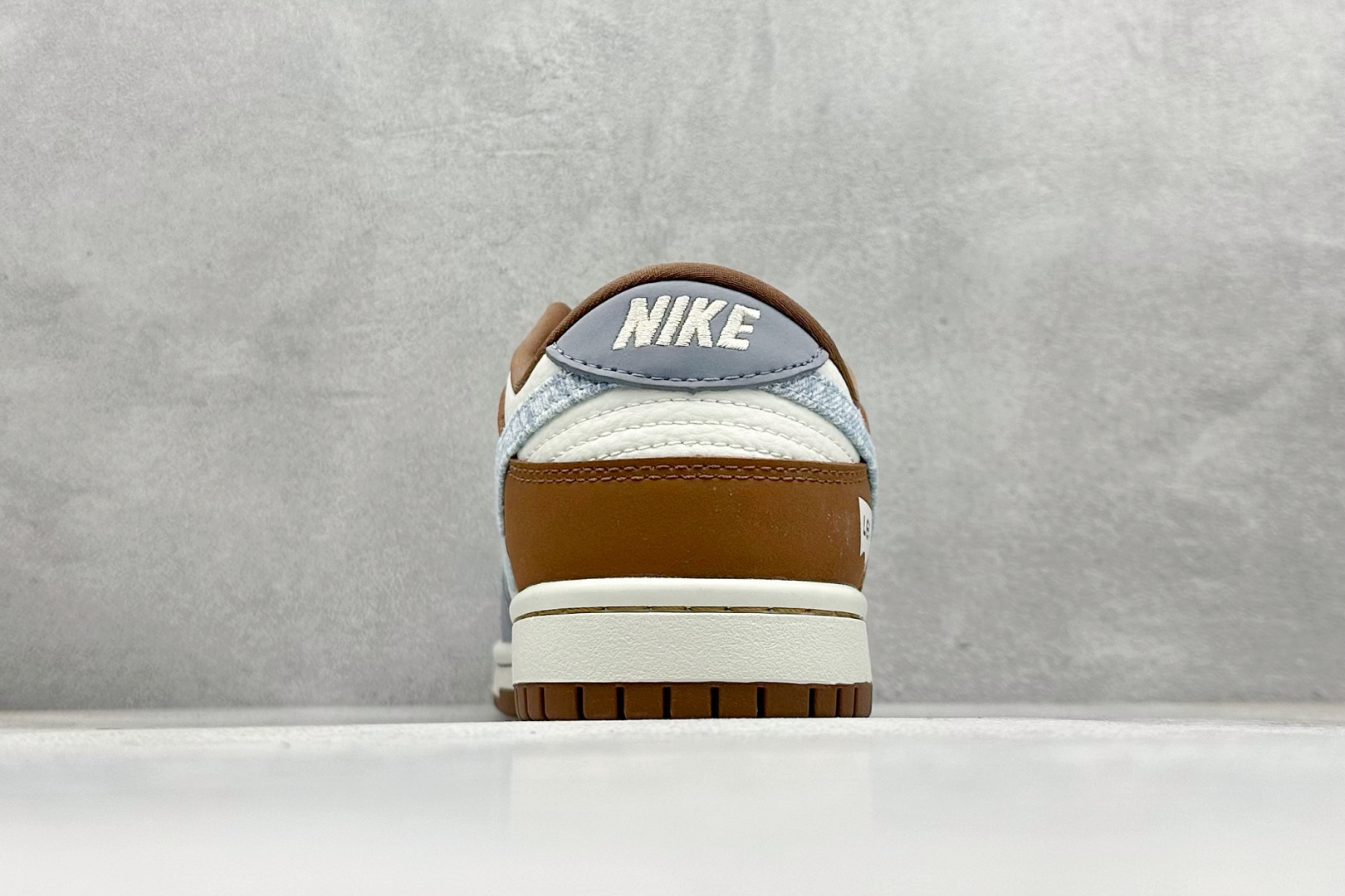 福利特价
Nk SB Dunk Low 李维斯联名-白灰棕 周年高端定制 低帮休闲板鞋
#定制鞋盒 大