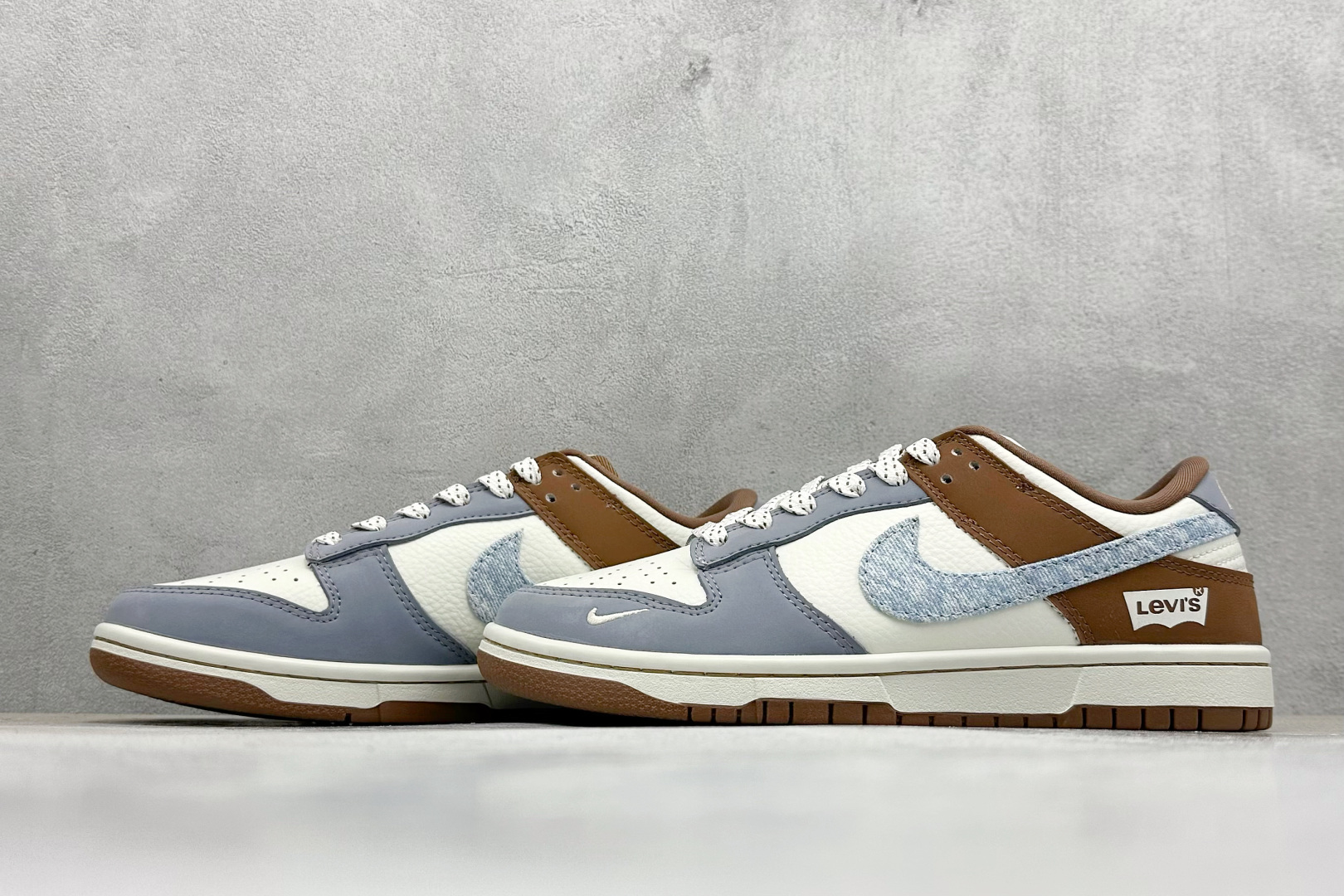 福利特价
Nk SB Dunk Low 李维斯联名-白灰棕 周年高端定制 低帮休闲板鞋
#定制鞋盒 大