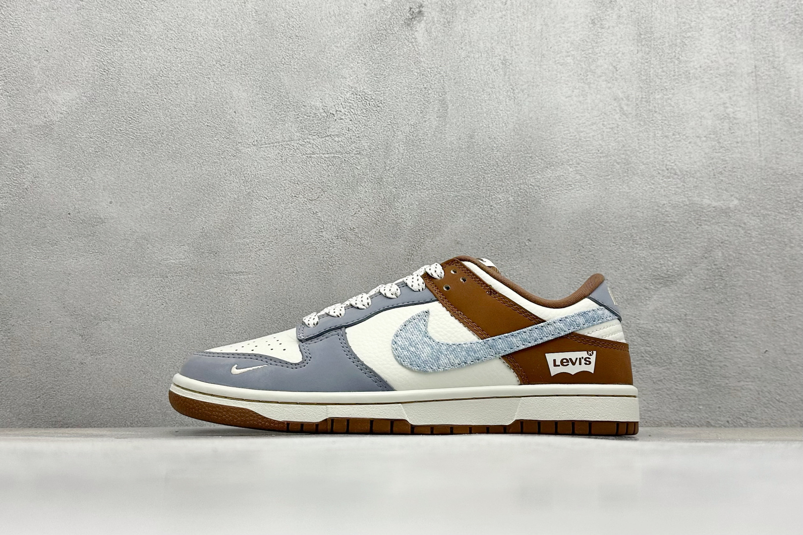 福利特价
Nk SB Dunk Low 李维斯联名-白灰棕 周年高端定制 低帮休闲板鞋
#定制鞋盒 大