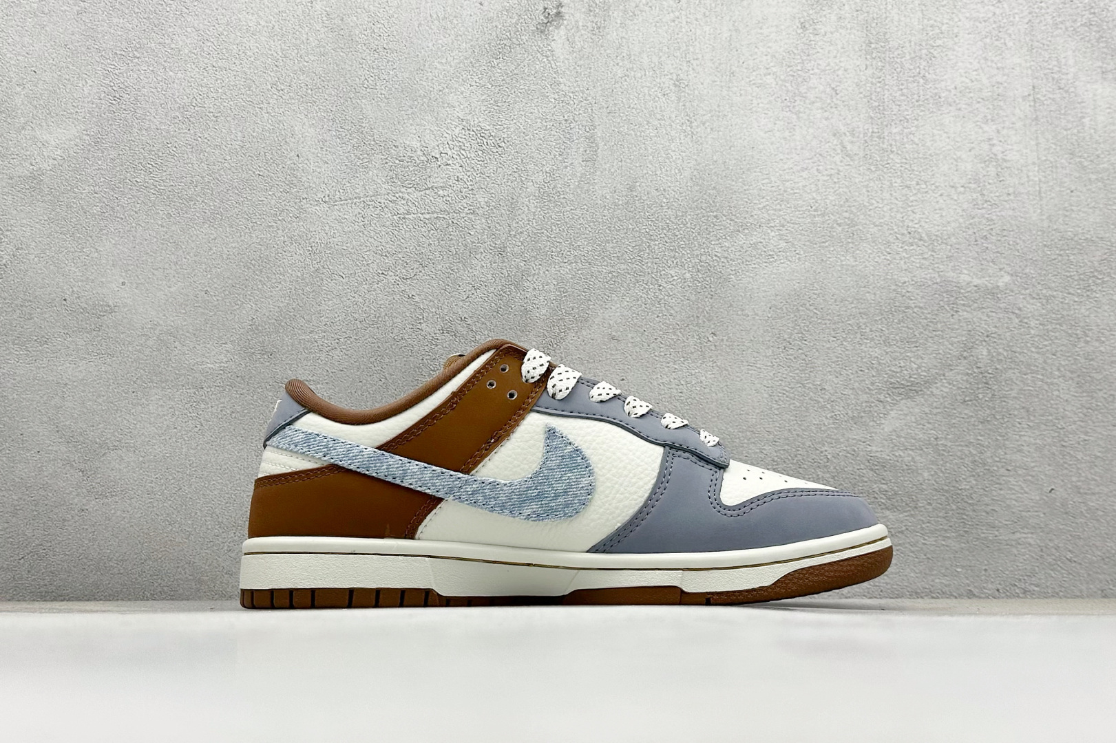 福利特价
Nk SB Dunk Low 李维斯联名-白灰棕 周年高端定制 低帮休闲板鞋
#定制鞋盒 大