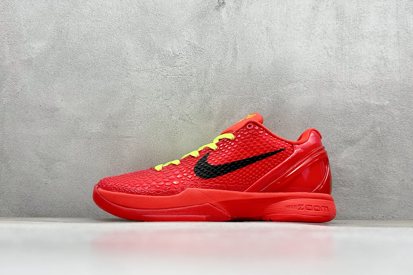真碳福利 
NK Kobe 6 Protro 科比6代专业实战篮球鞋
采用了复合式的鞋面 内层为透气网面