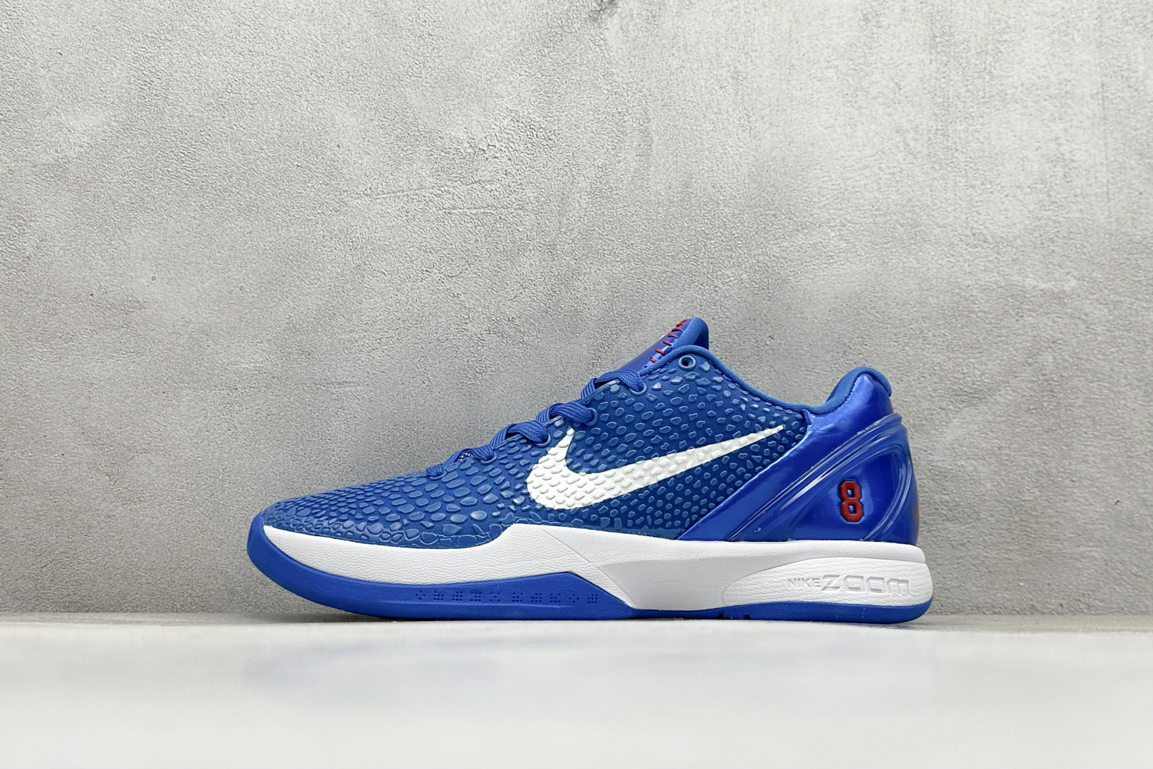 真碳福利 
NK Kobe 6 Protro 科比6代专业实战篮球鞋
采用了复合式的鞋面 内层为透气网面