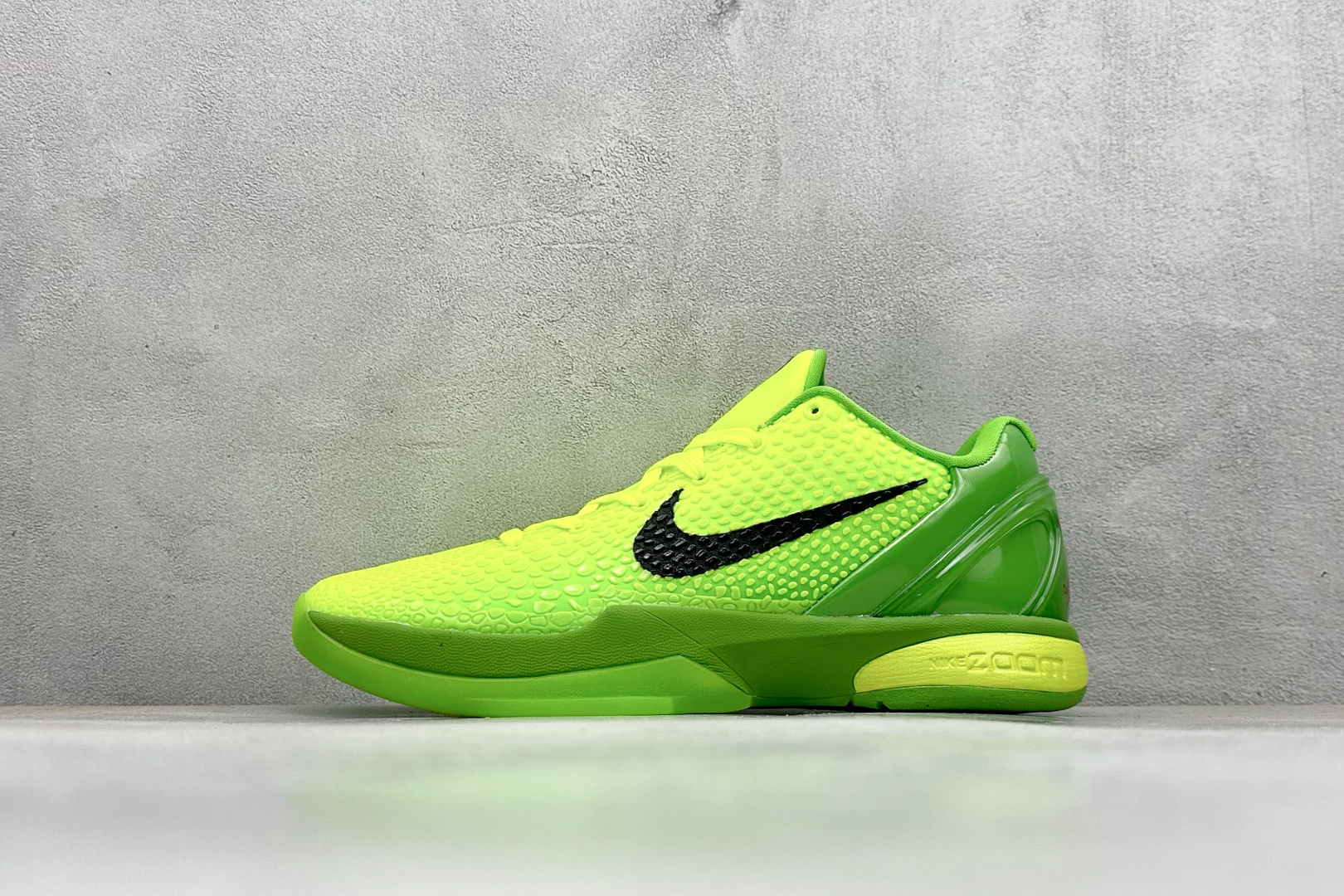 真碳福利 
NK Kobe 6 Protro 科比6代专业实战篮球鞋
采用了复合式的鞋面 内层为透气网面