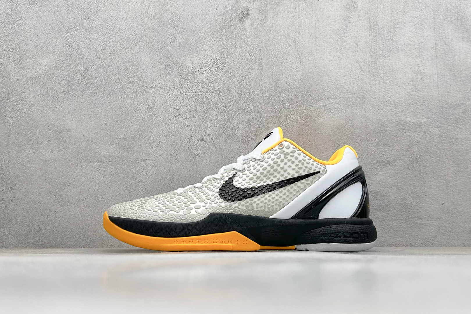 真碳福利 
NK Kobe 6 Protro 科比6代专业实战篮球鞋
采用了复合式的鞋面 内层为透气网面
